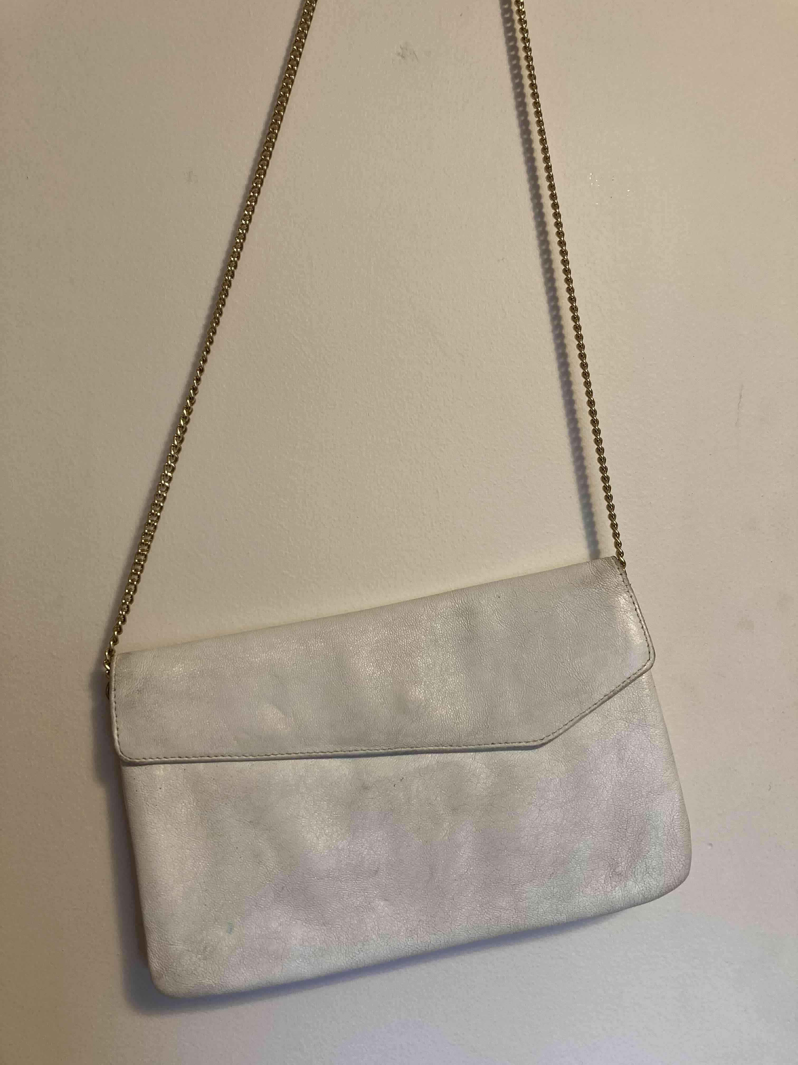 Cartera blanca con cadena dorada - miniatura 2