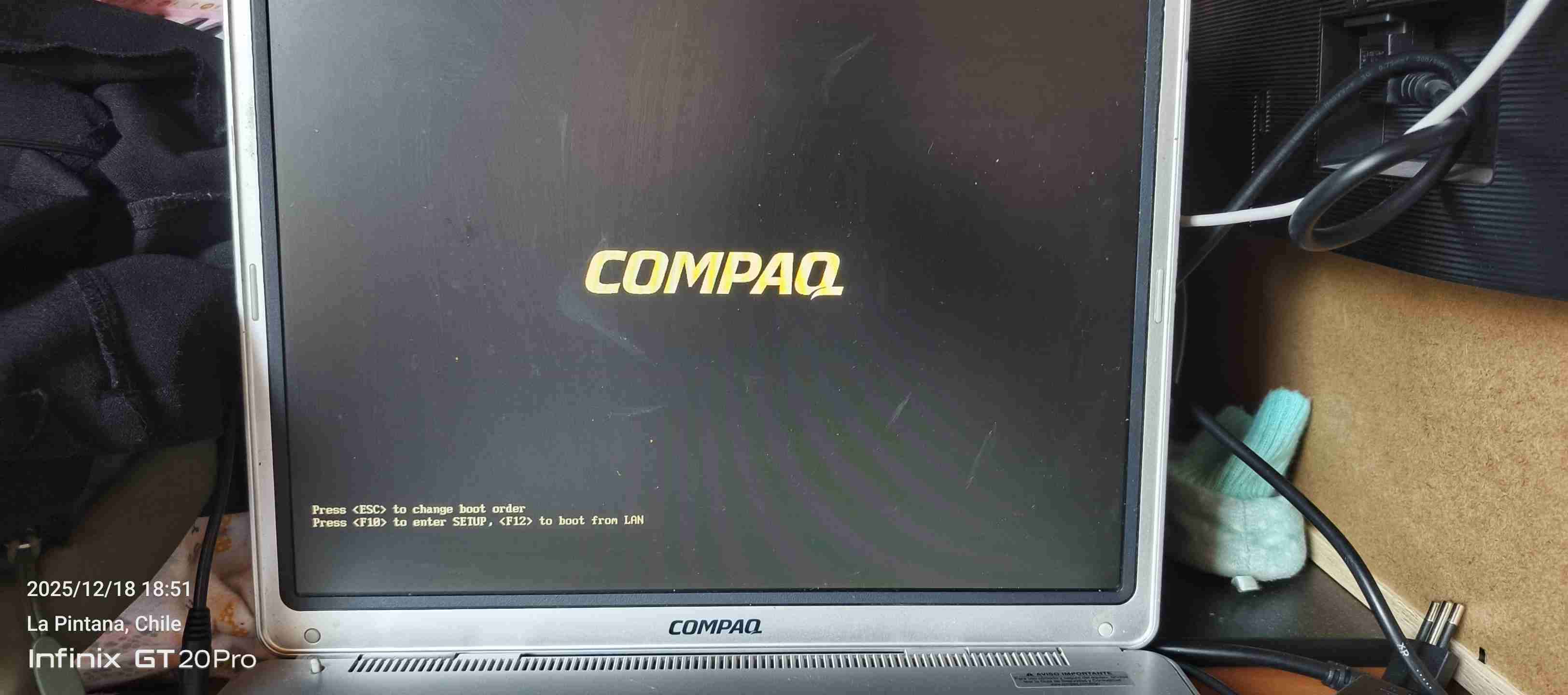 Laptop Compaq gris con cargado ralternativo - miniatura 2