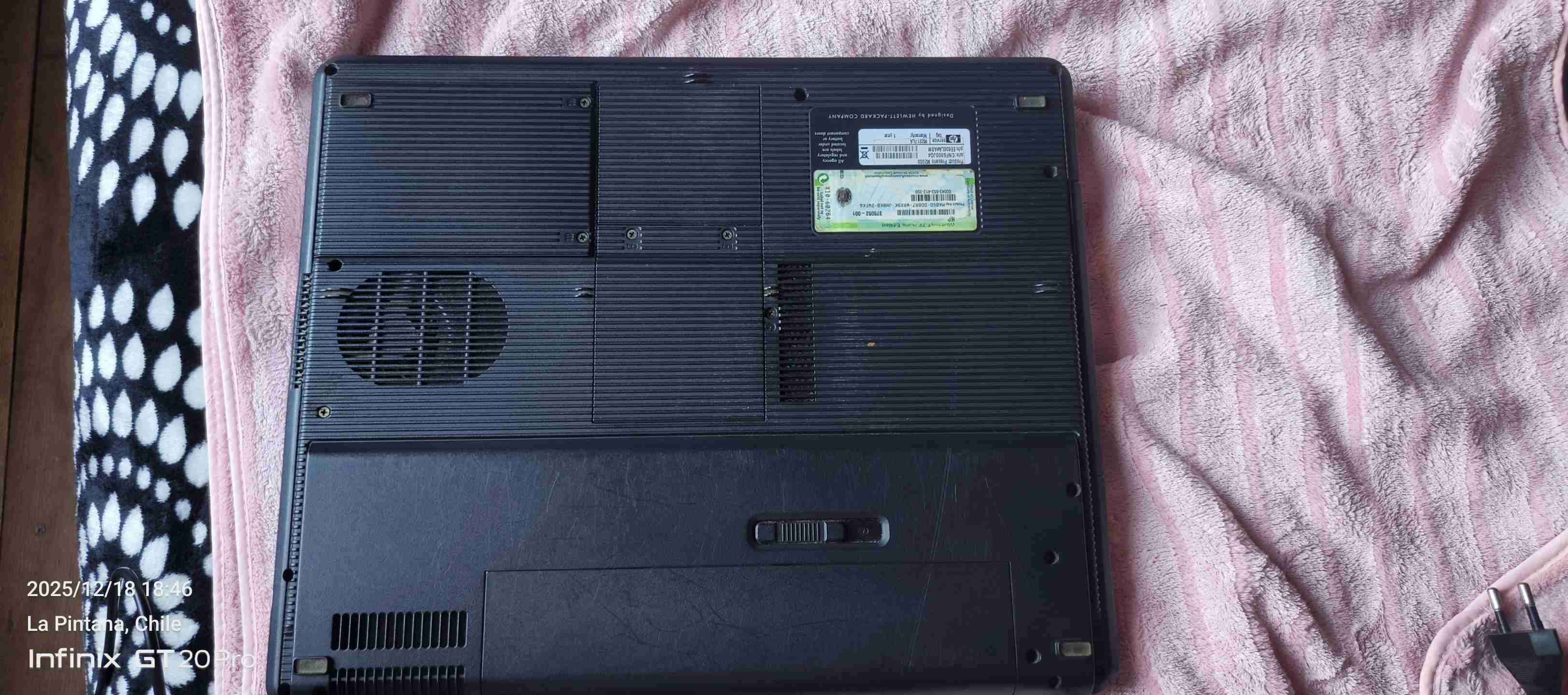 Laptop Compaq gris con cargado ralternativo - miniatura 4