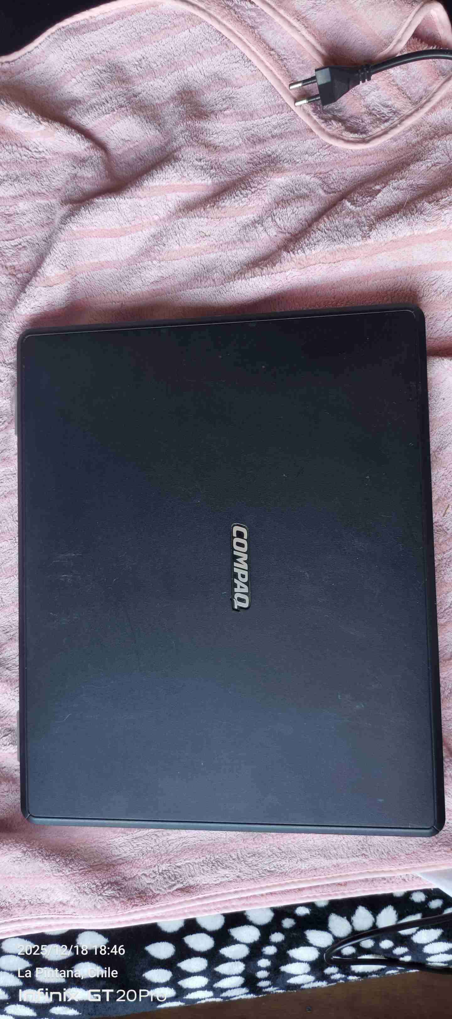 Laptop Compaq gris con cargado ralternativo - miniatura 5