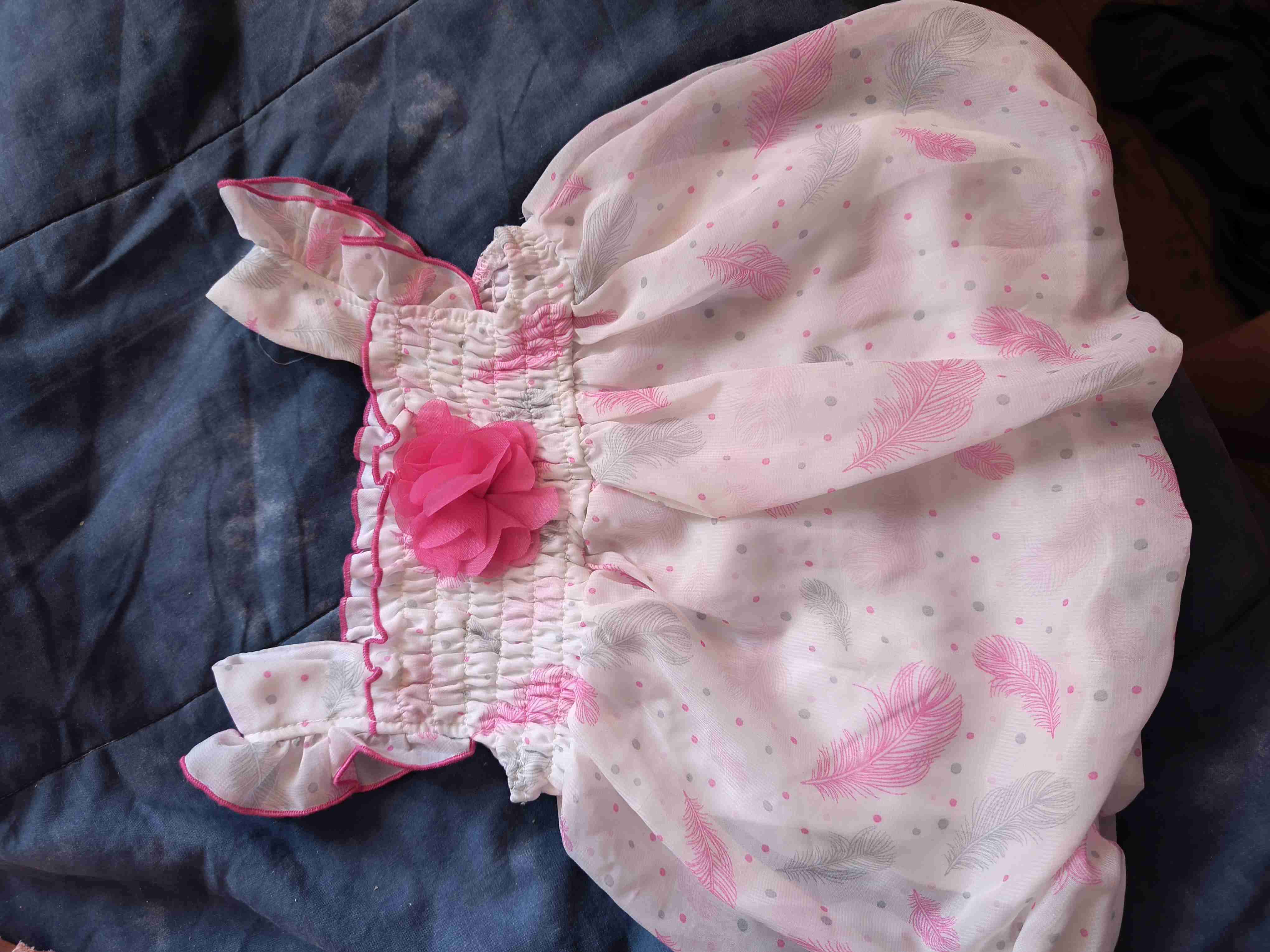 Polera de bebé con estampado de plumas