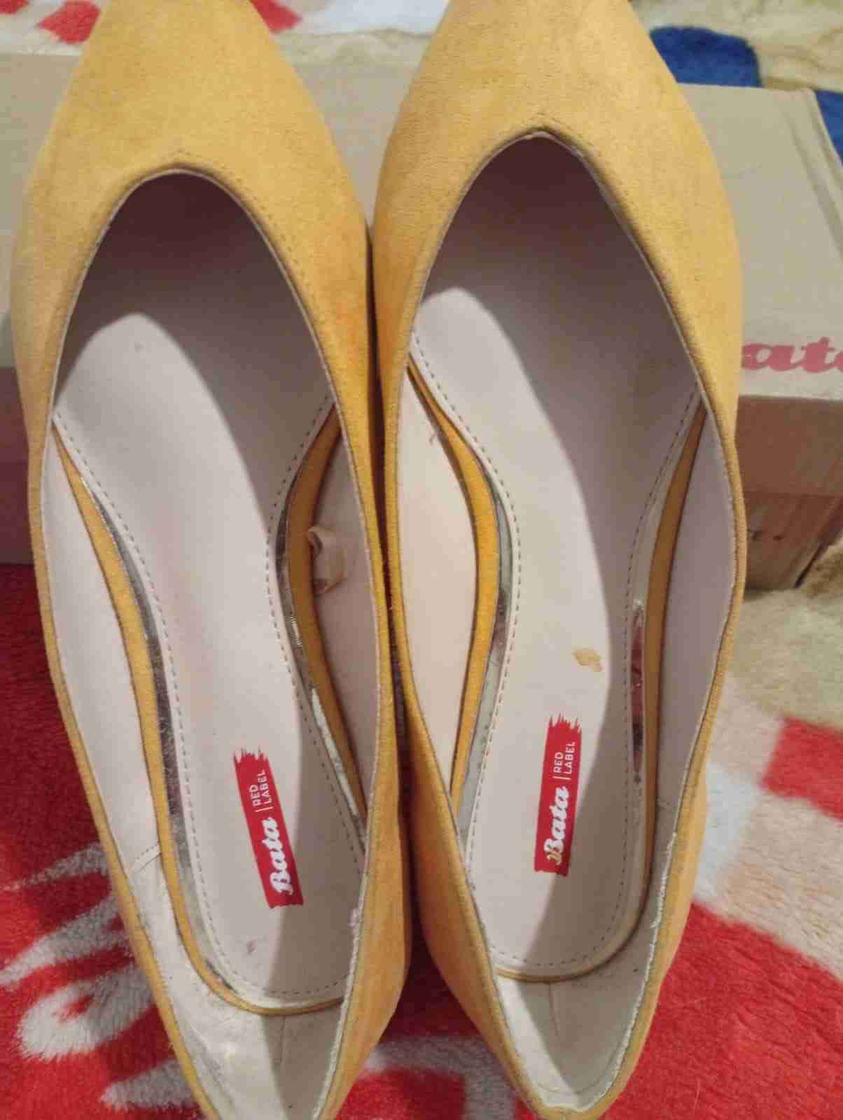 Zapatos planos amarillos Bata