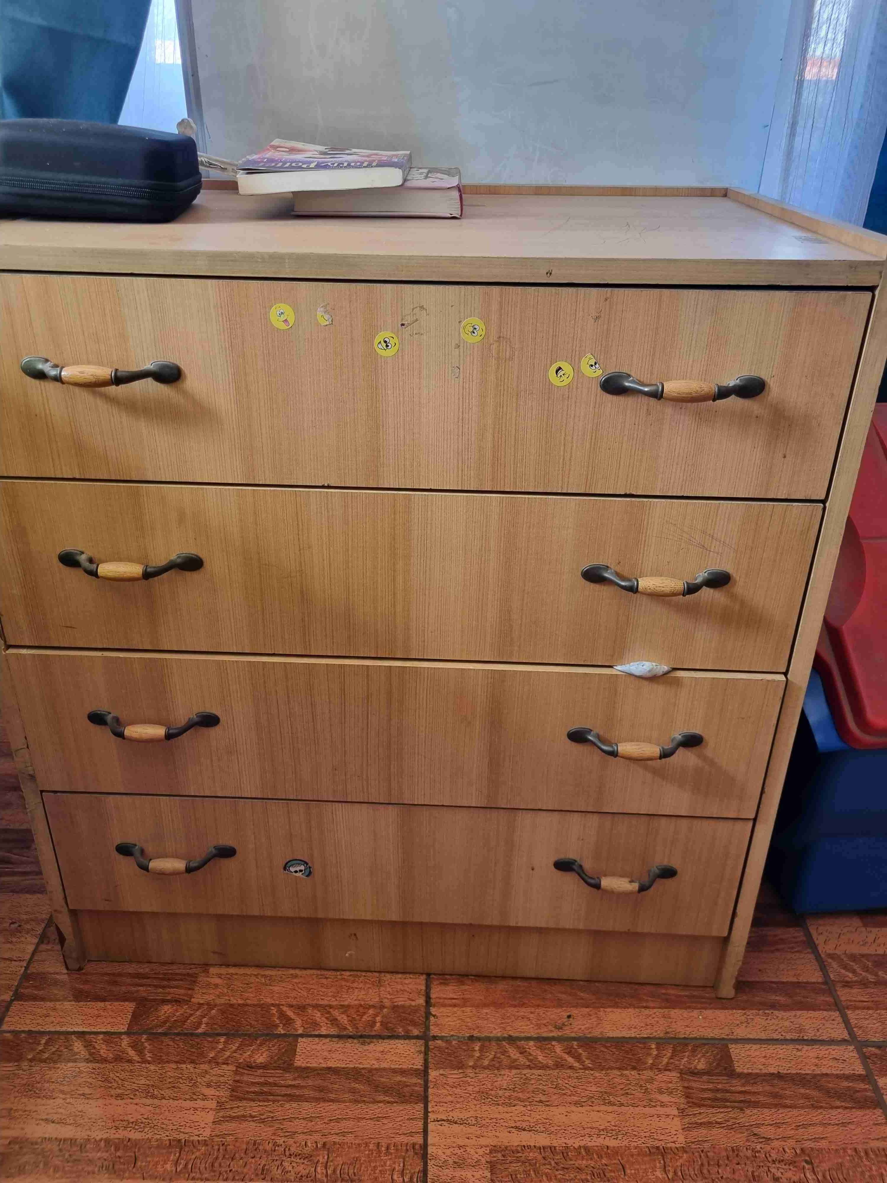 Cómoda de madera con cajones