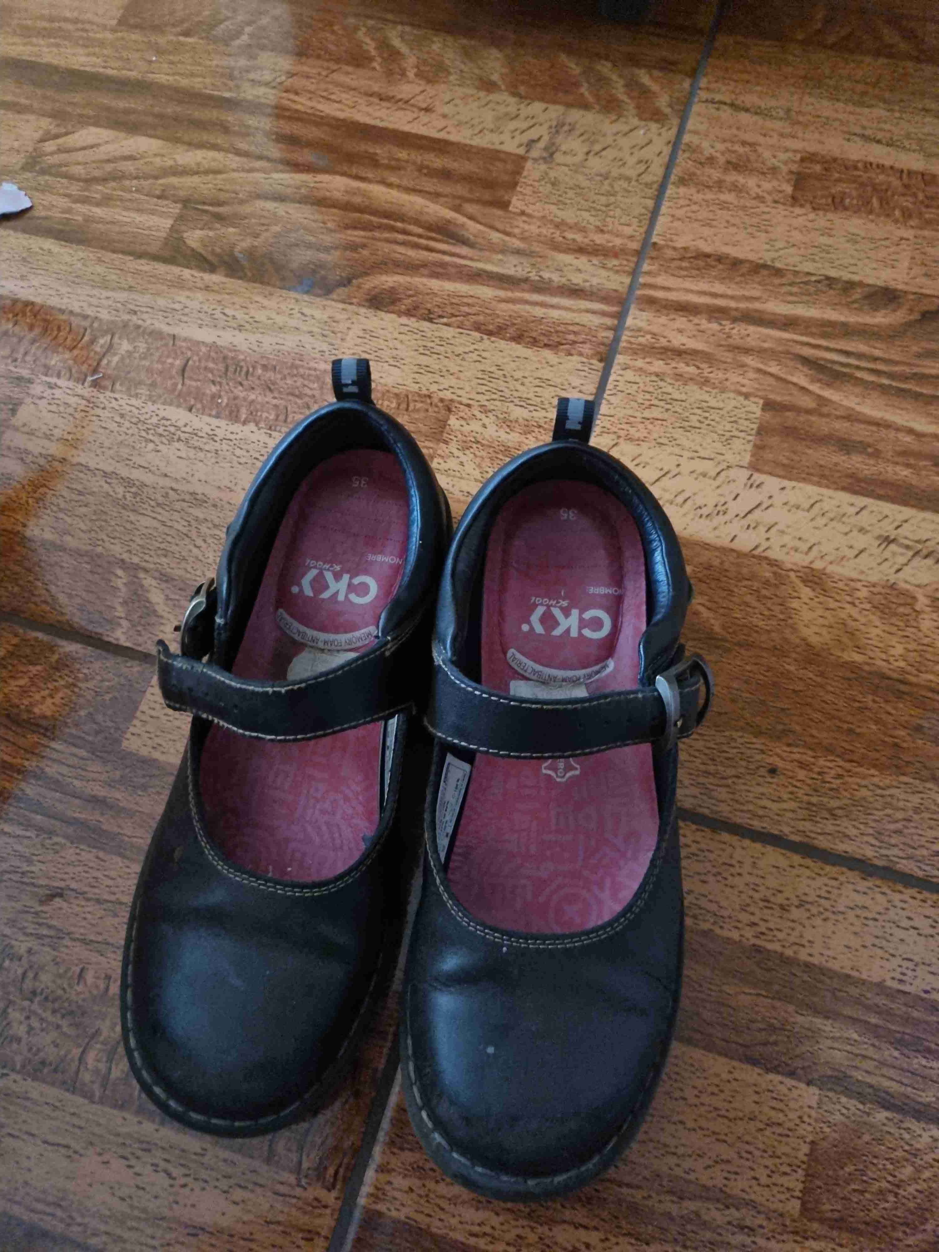 Zapatos negros de niña cierre broche