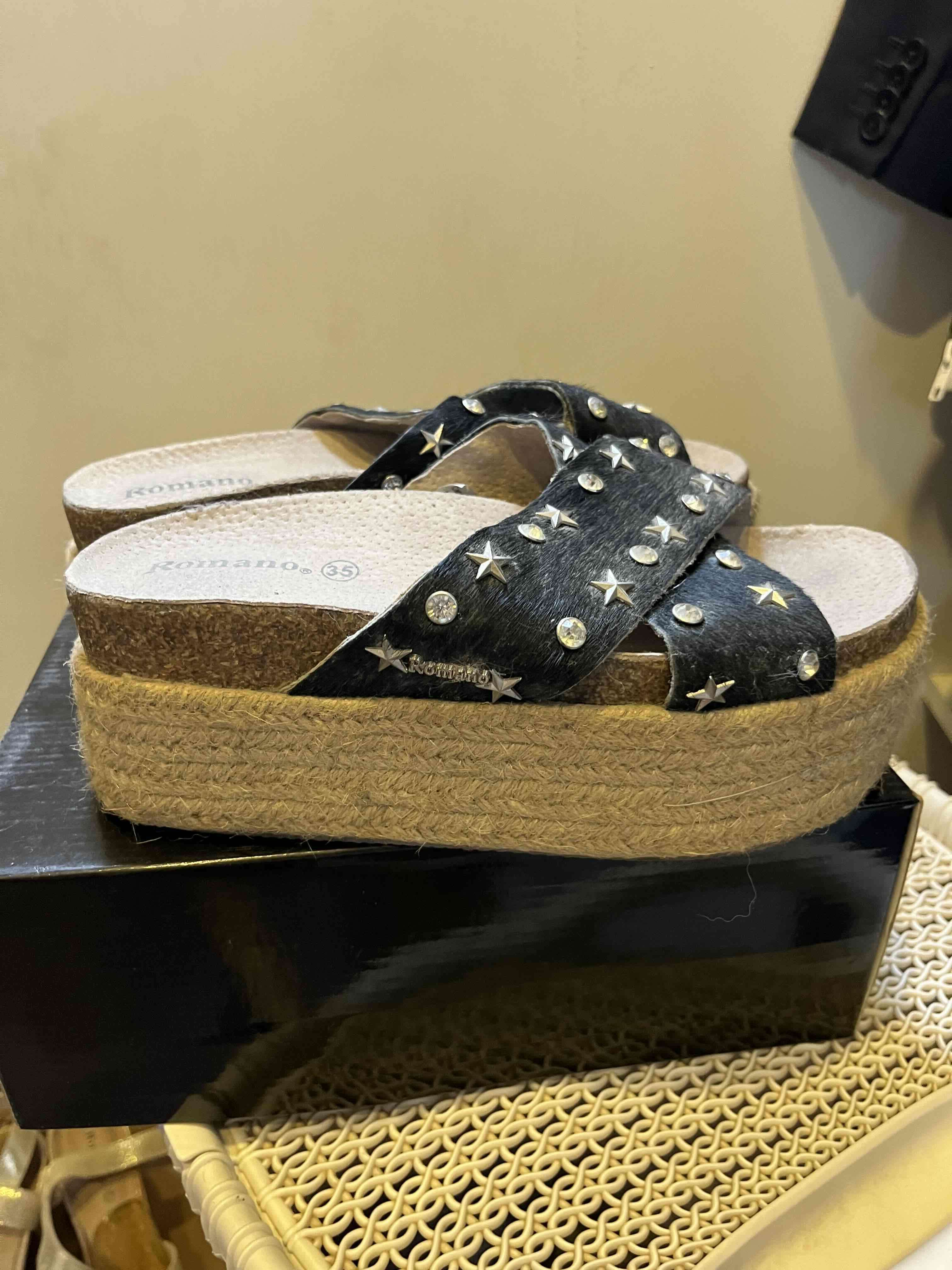 Sandalias plataforma negras con tachuelas