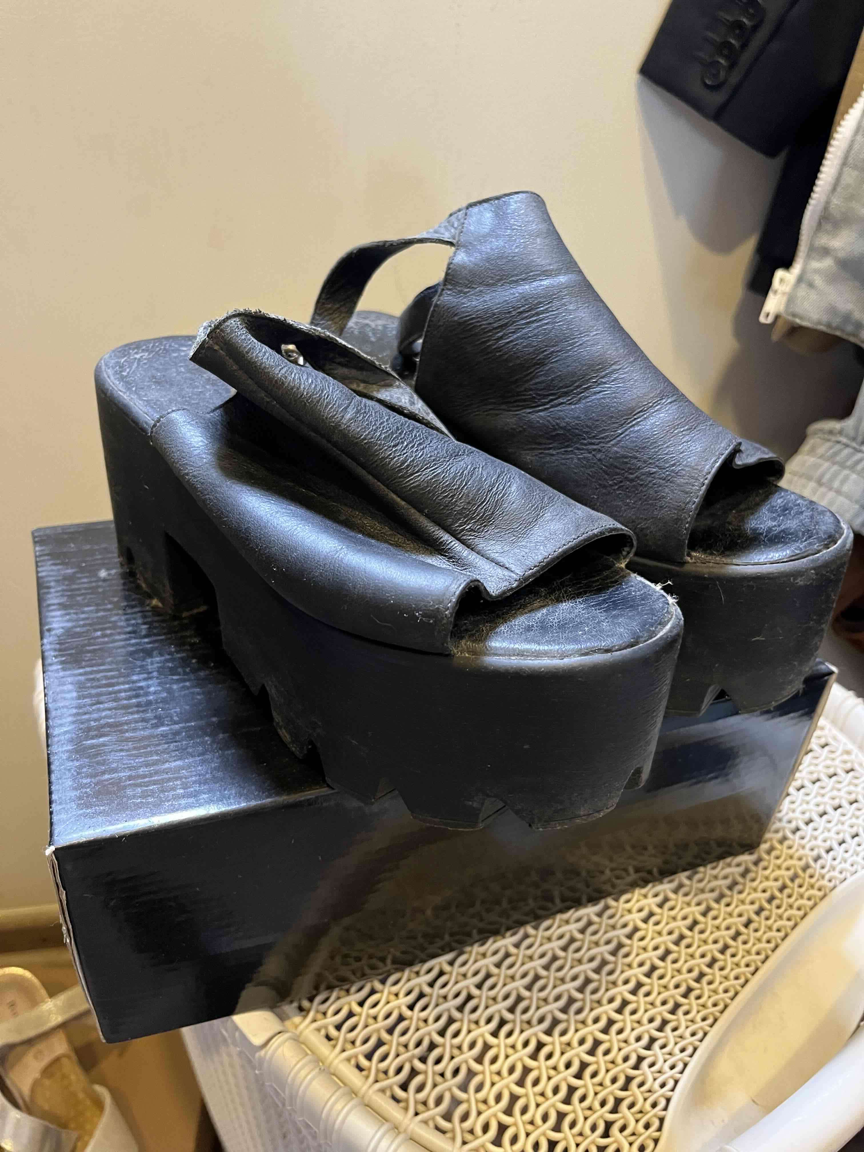 Sandalias plataforma negras cuero - miniatura 2