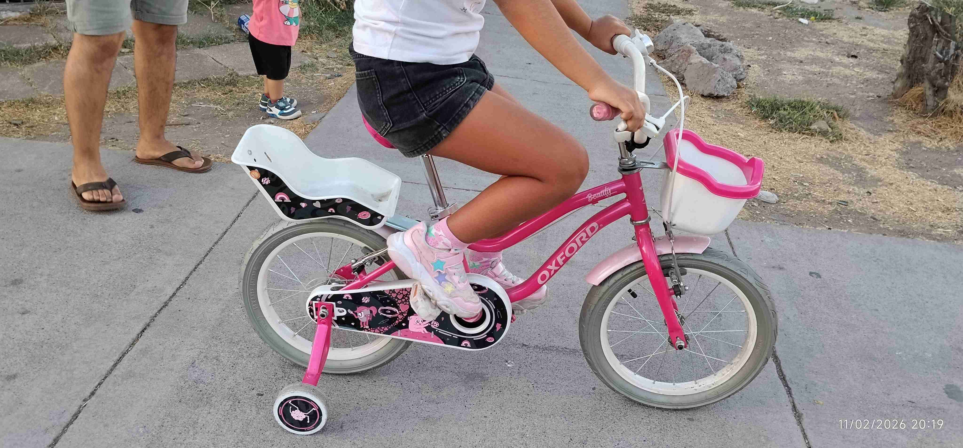 Bicicleta infantil rosada con silla - miniatura 2