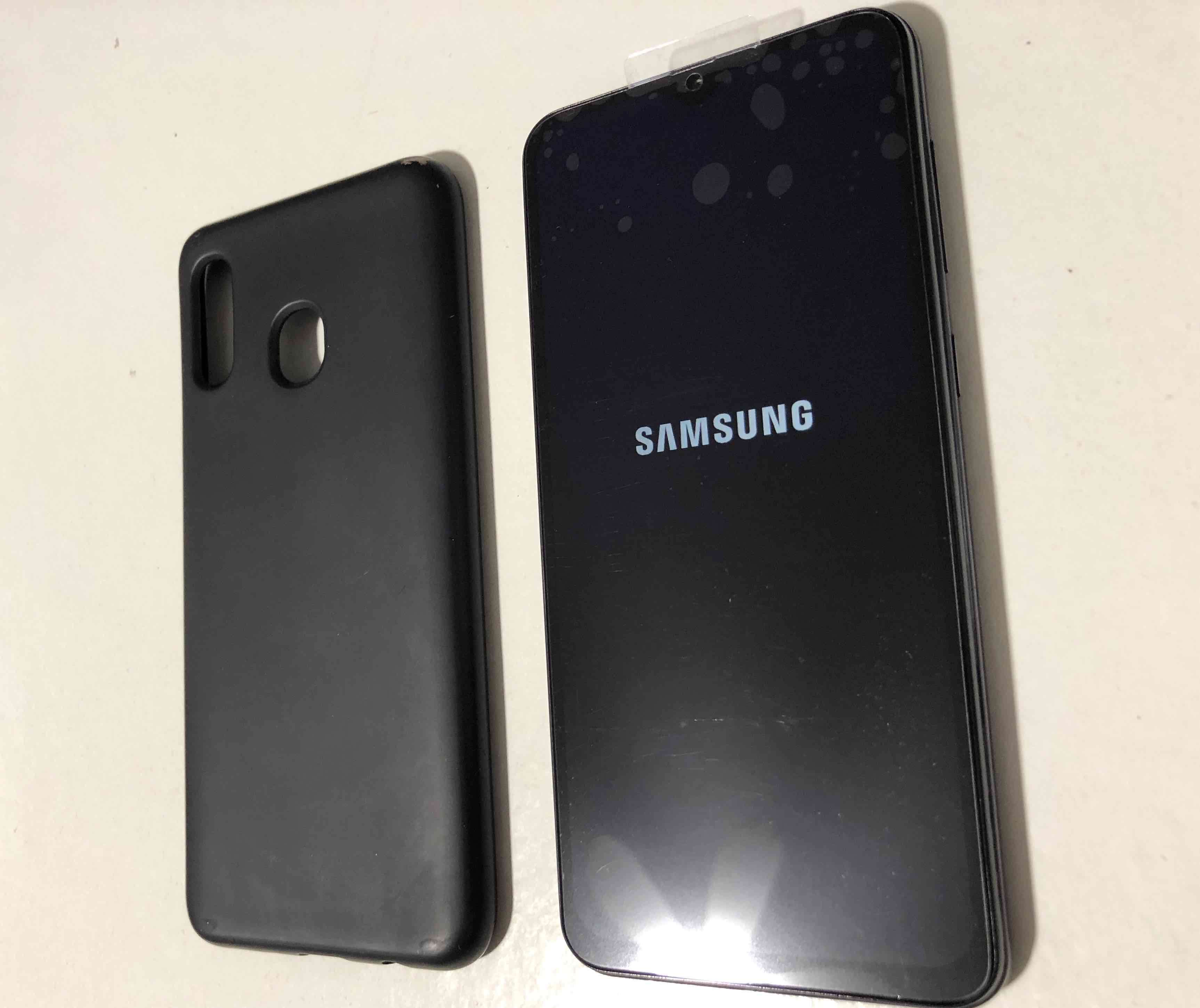 Smartphone Samsung con funda negra
