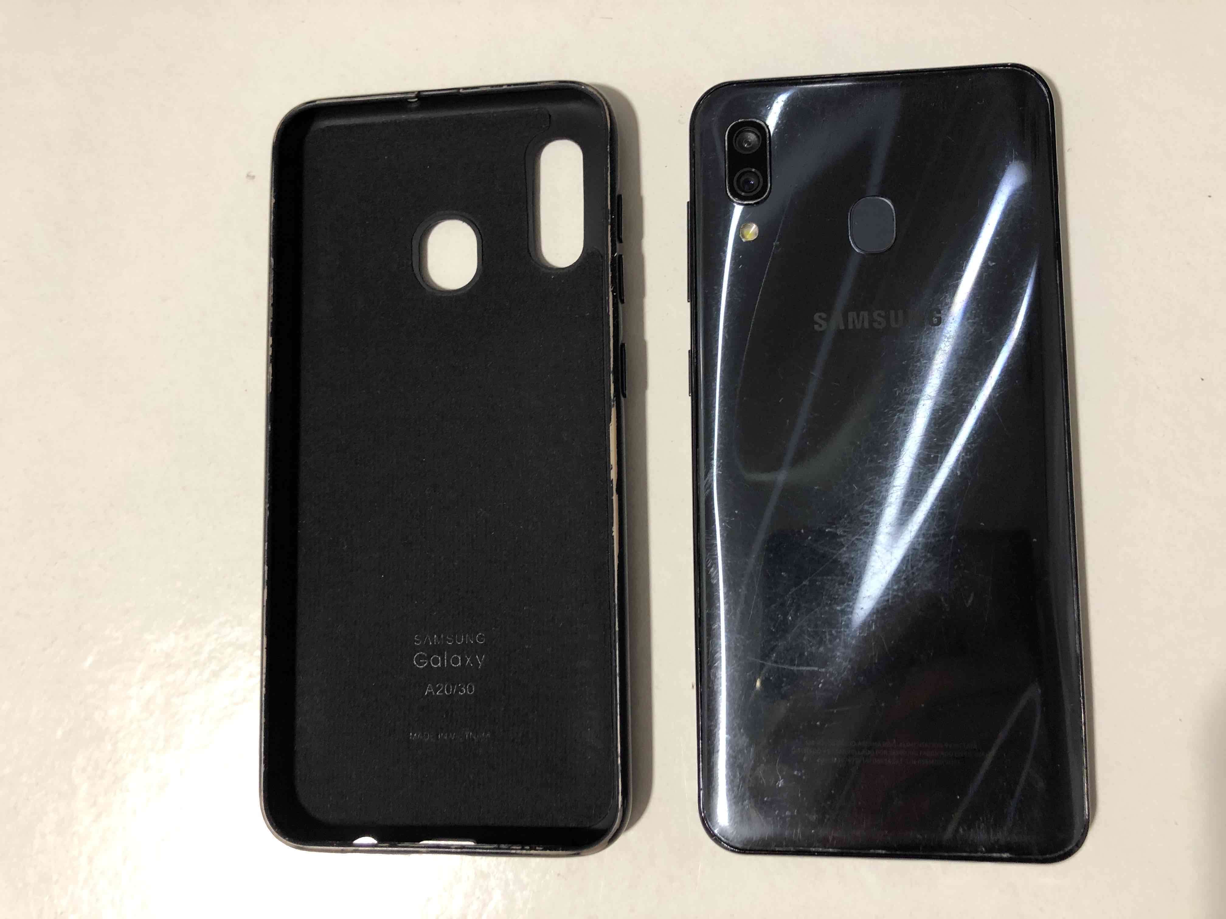 Smartphone Samsung con funda negra - miniatura 2