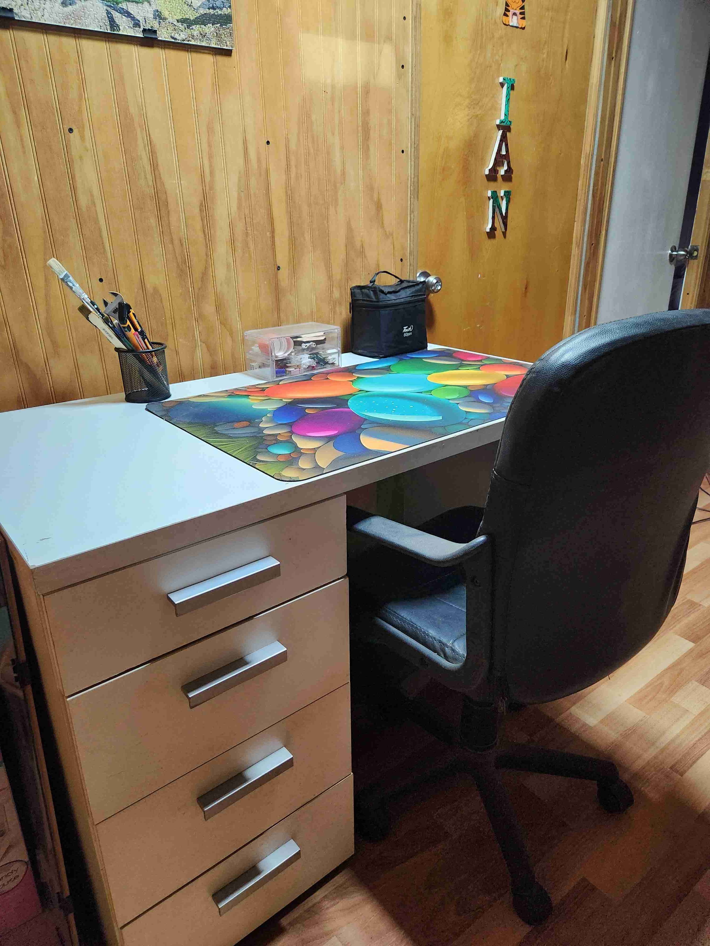 Escritorio con silla y decoración - miniatura 2