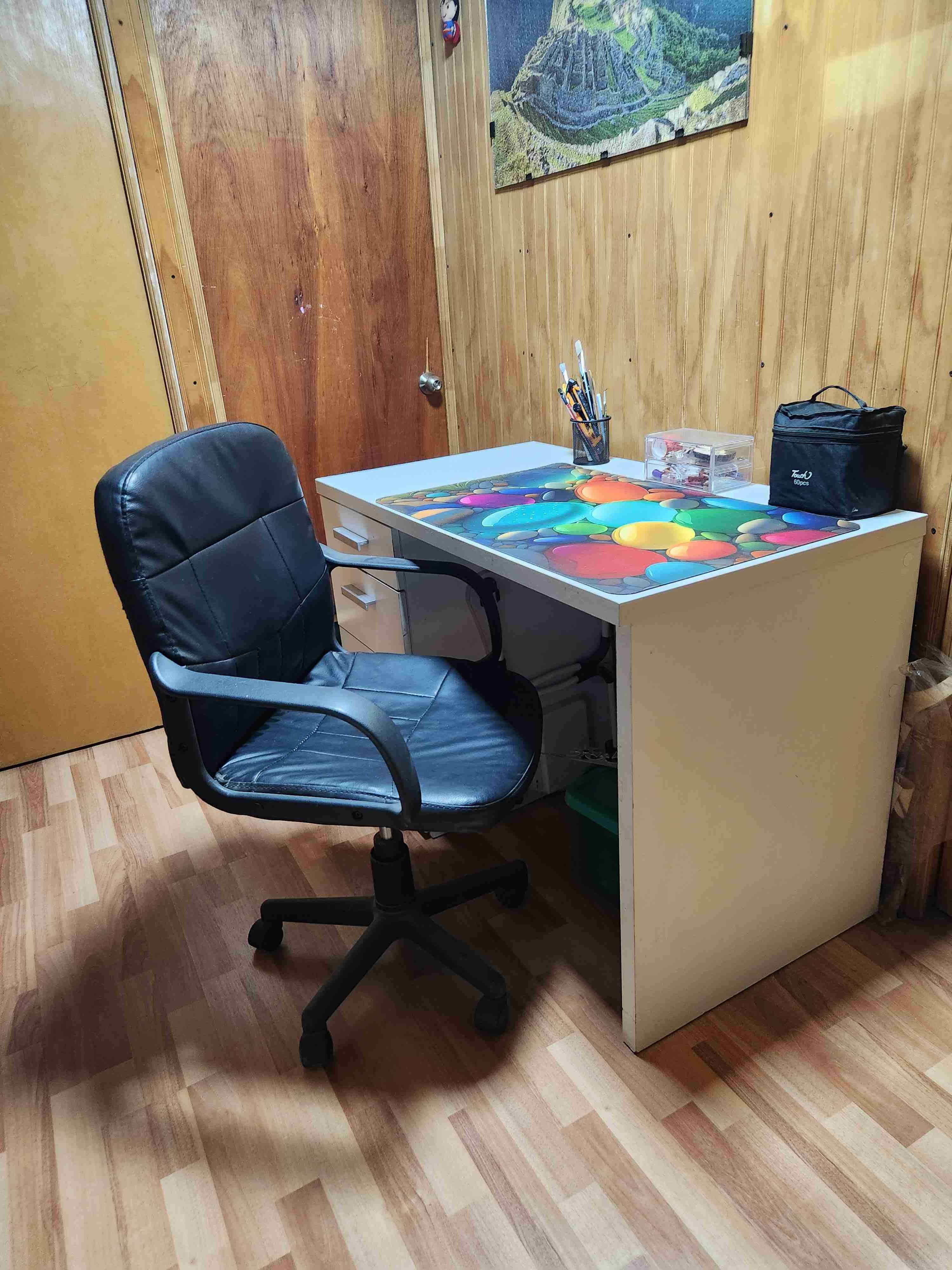 Escritorio con silla y decoración - miniatura 3