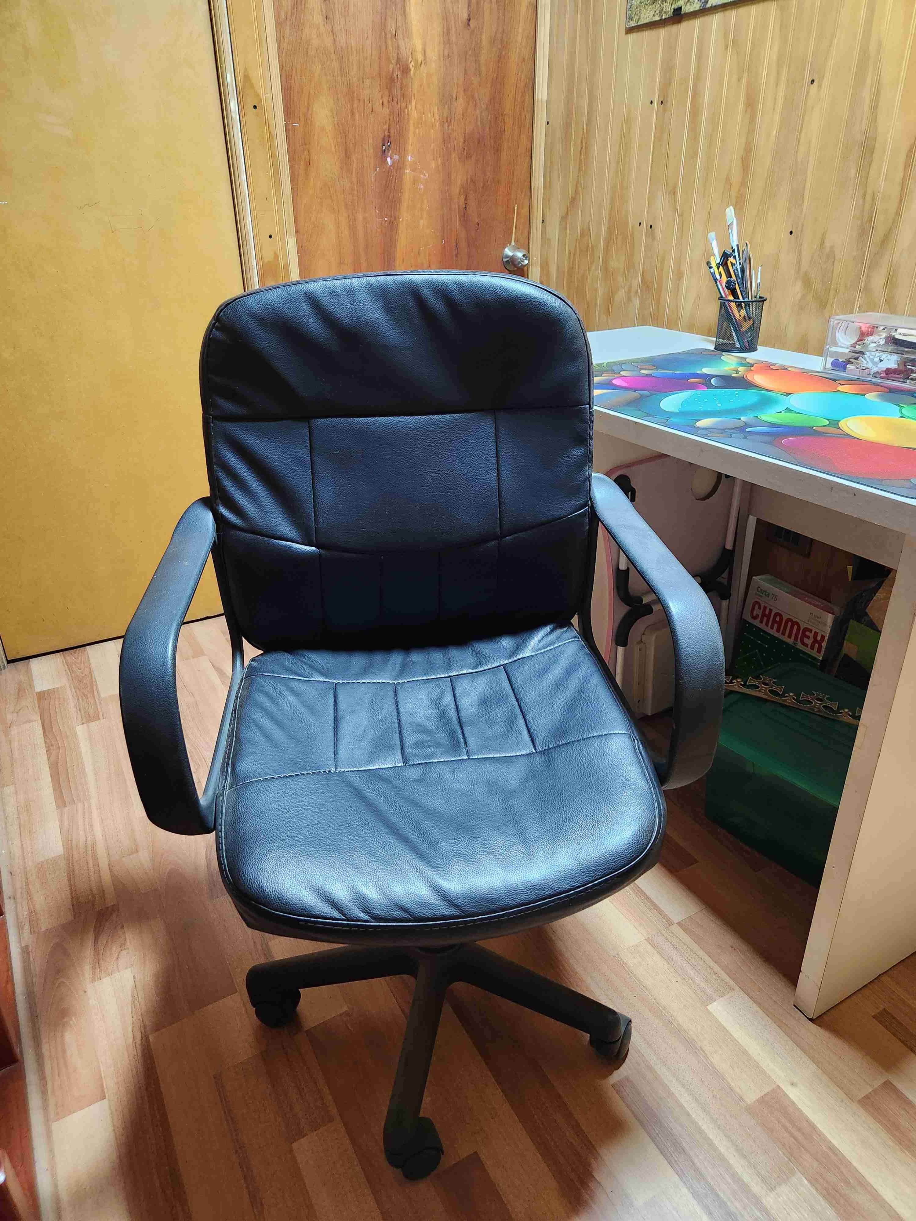 Escritorio con silla y decoración - miniatura 4