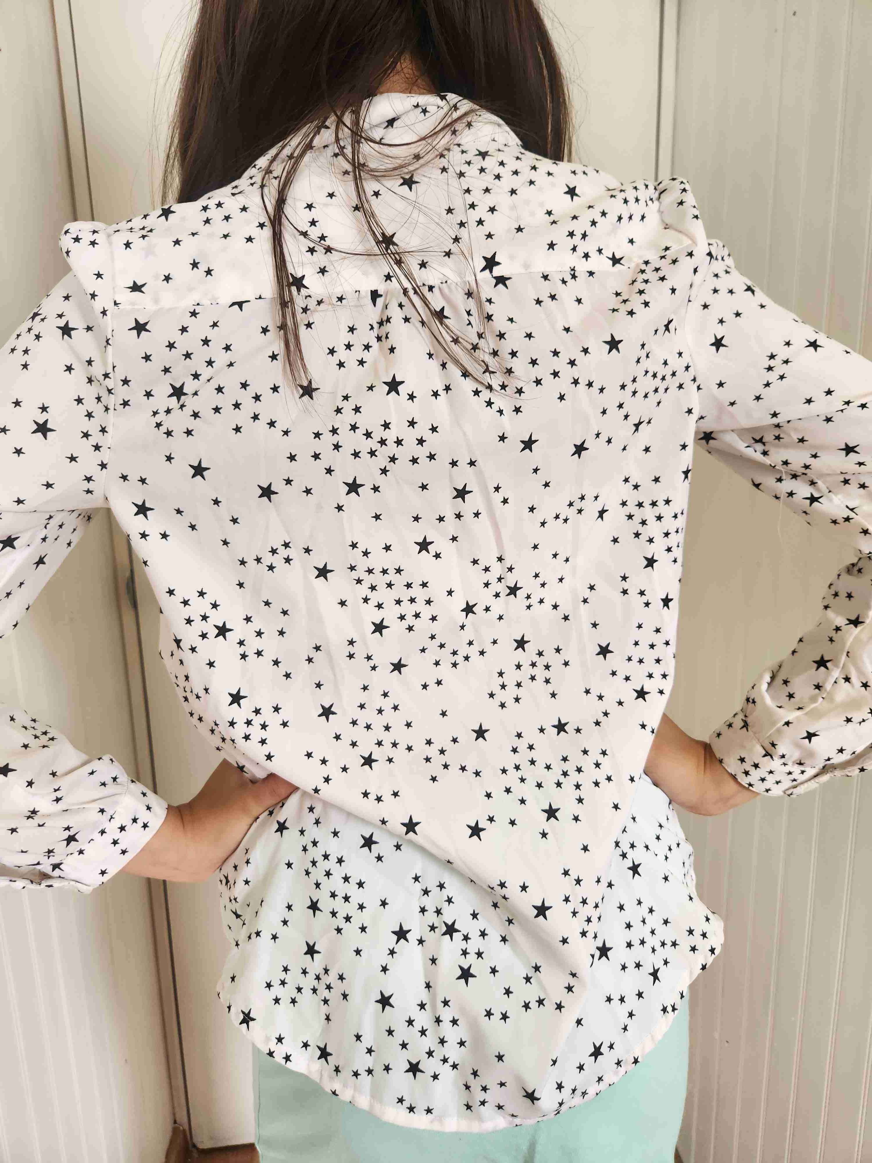 Blusa blanca con estrellas - miniatura 2