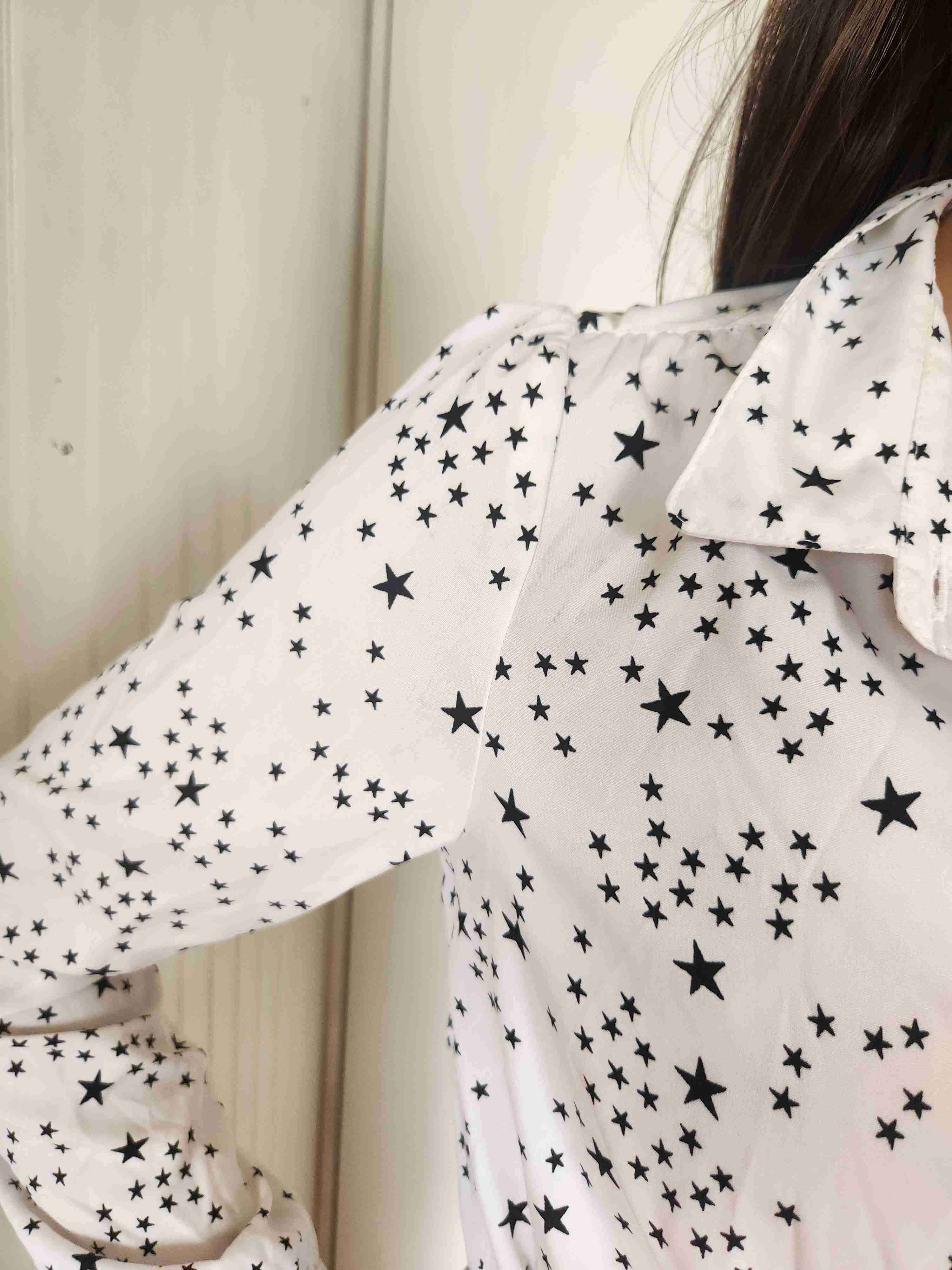 Blusa blanca con estrellas - miniatura 3