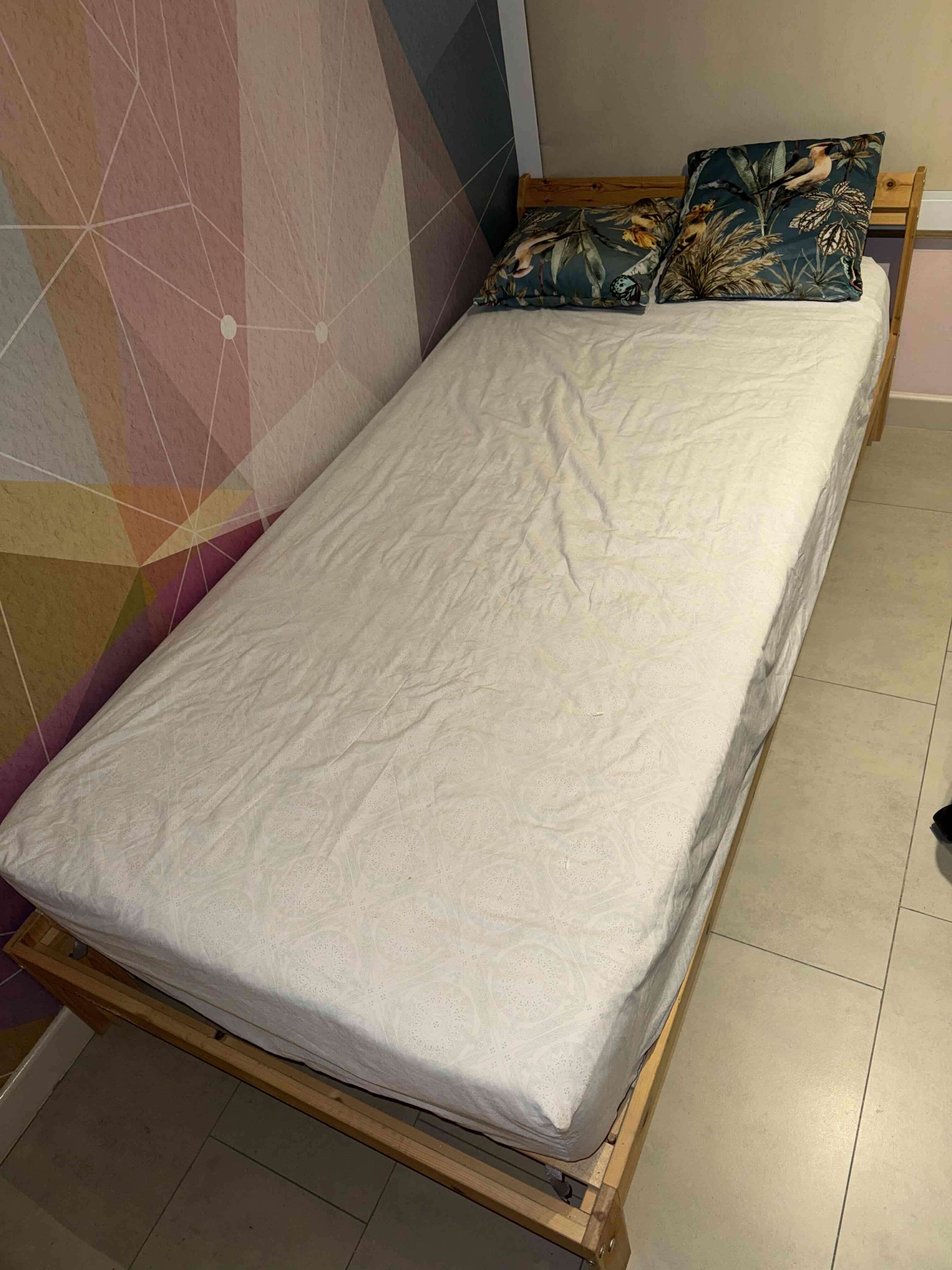 Cama individual de madera