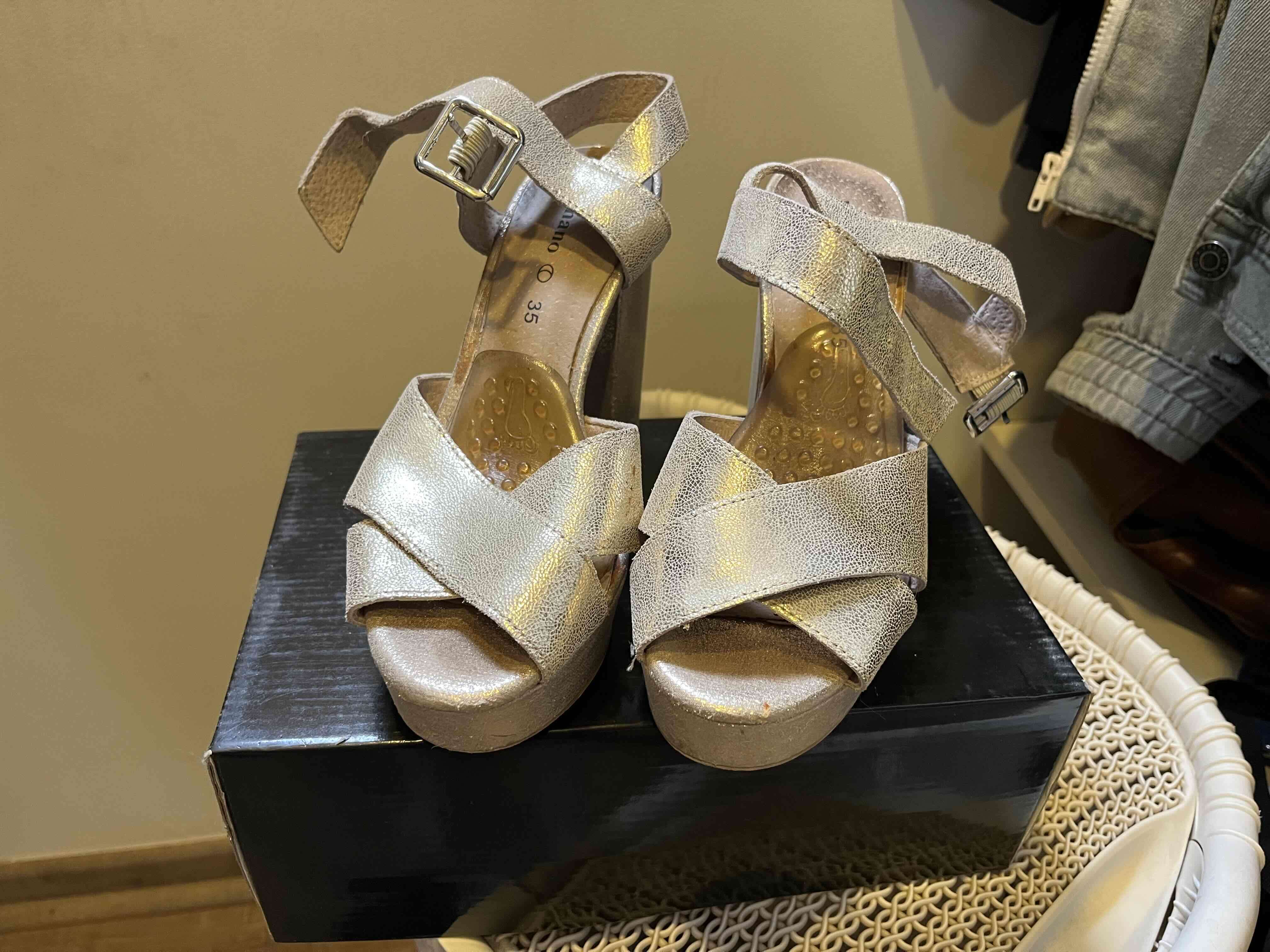 Sandalias doradas con tacón