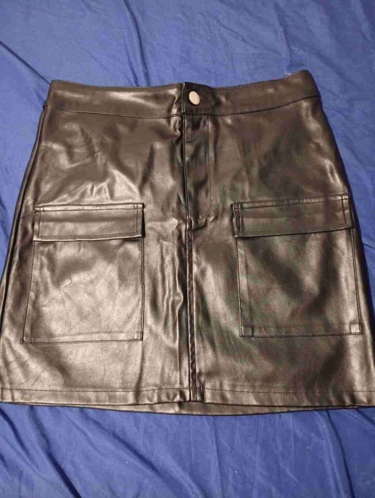 Falda negra de ecocuero