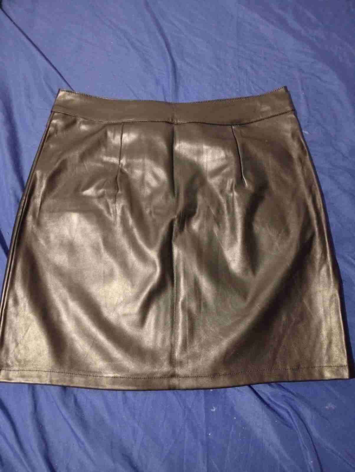 Falda negra de ecocuero - miniatura 2