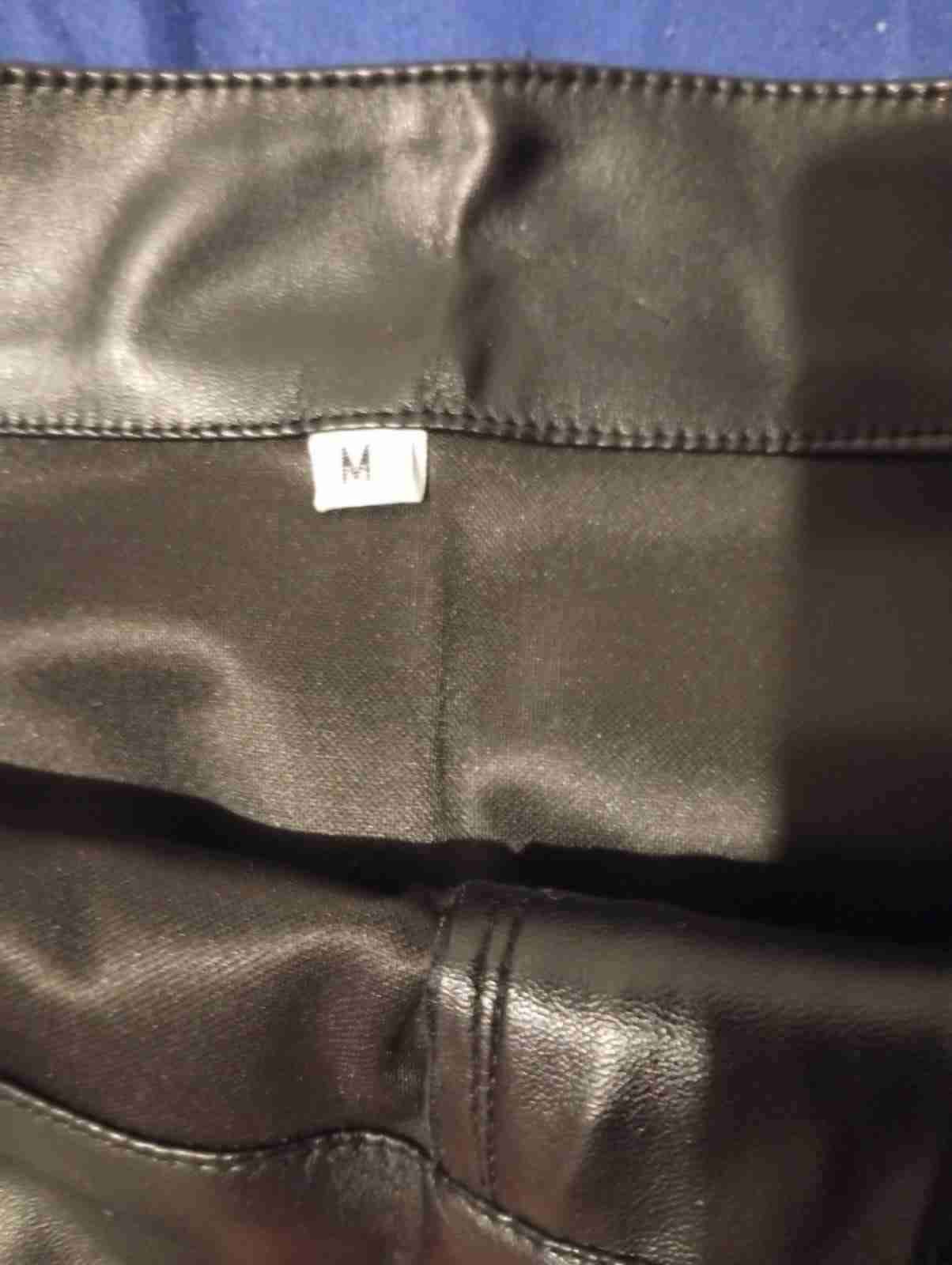 Falda negra de ecocuero - miniatura 3