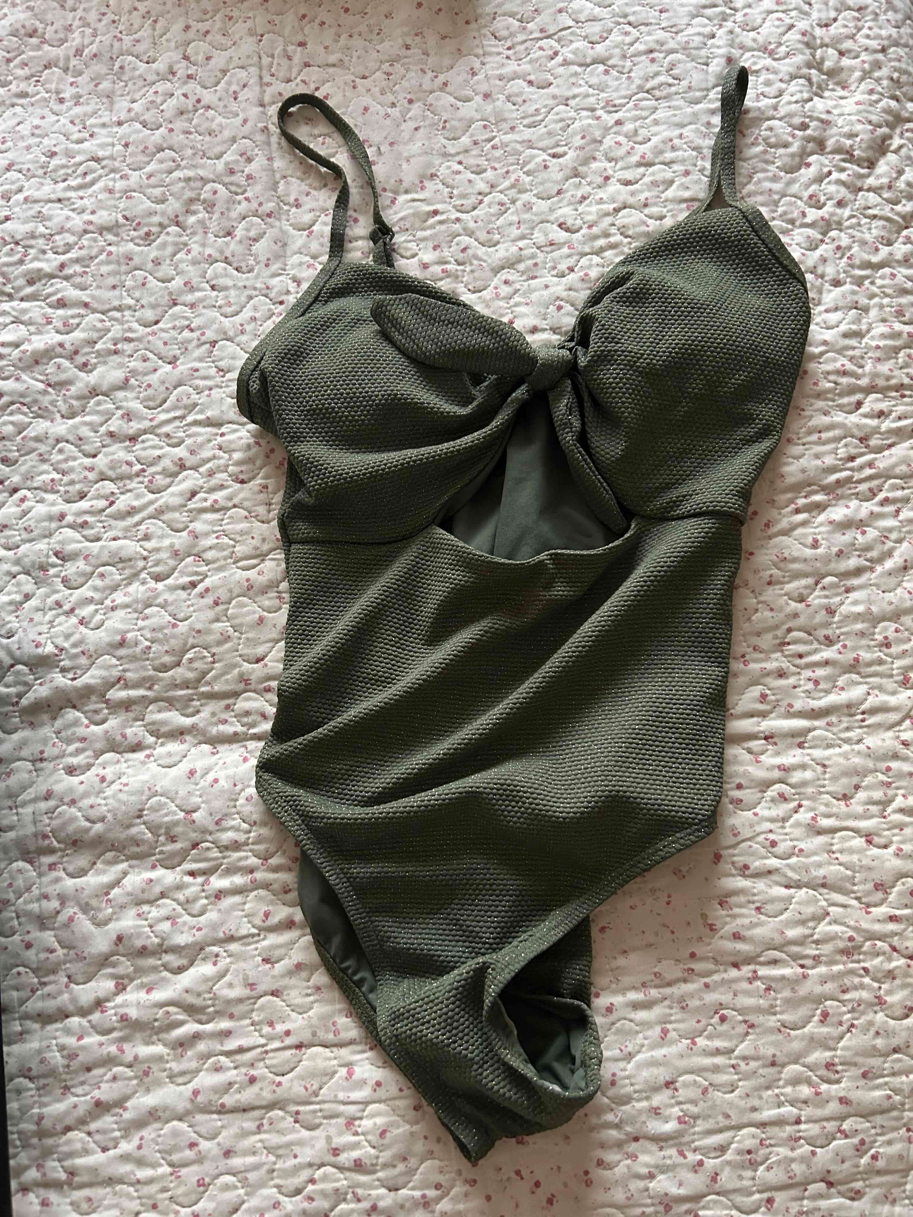 Traje de baño verde estilo cut-out