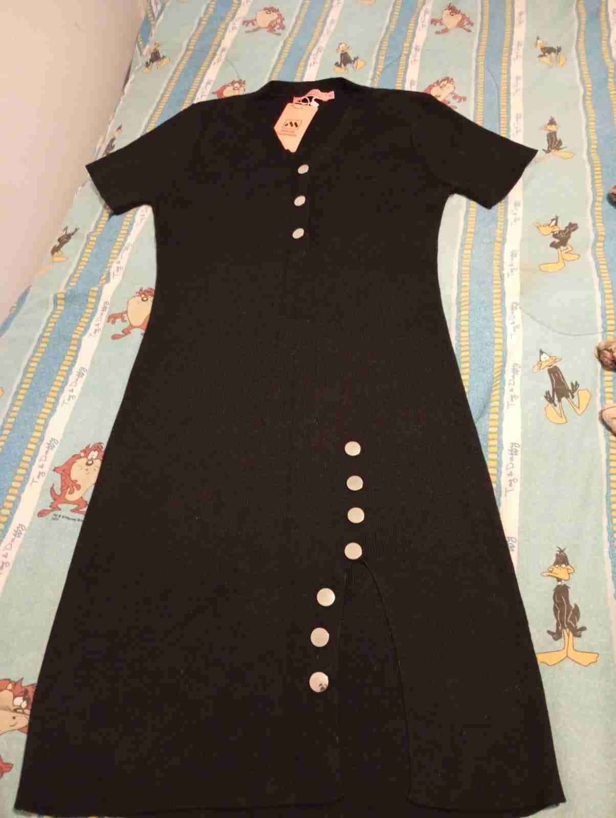 Vestido negro con botones - miniatura 2
