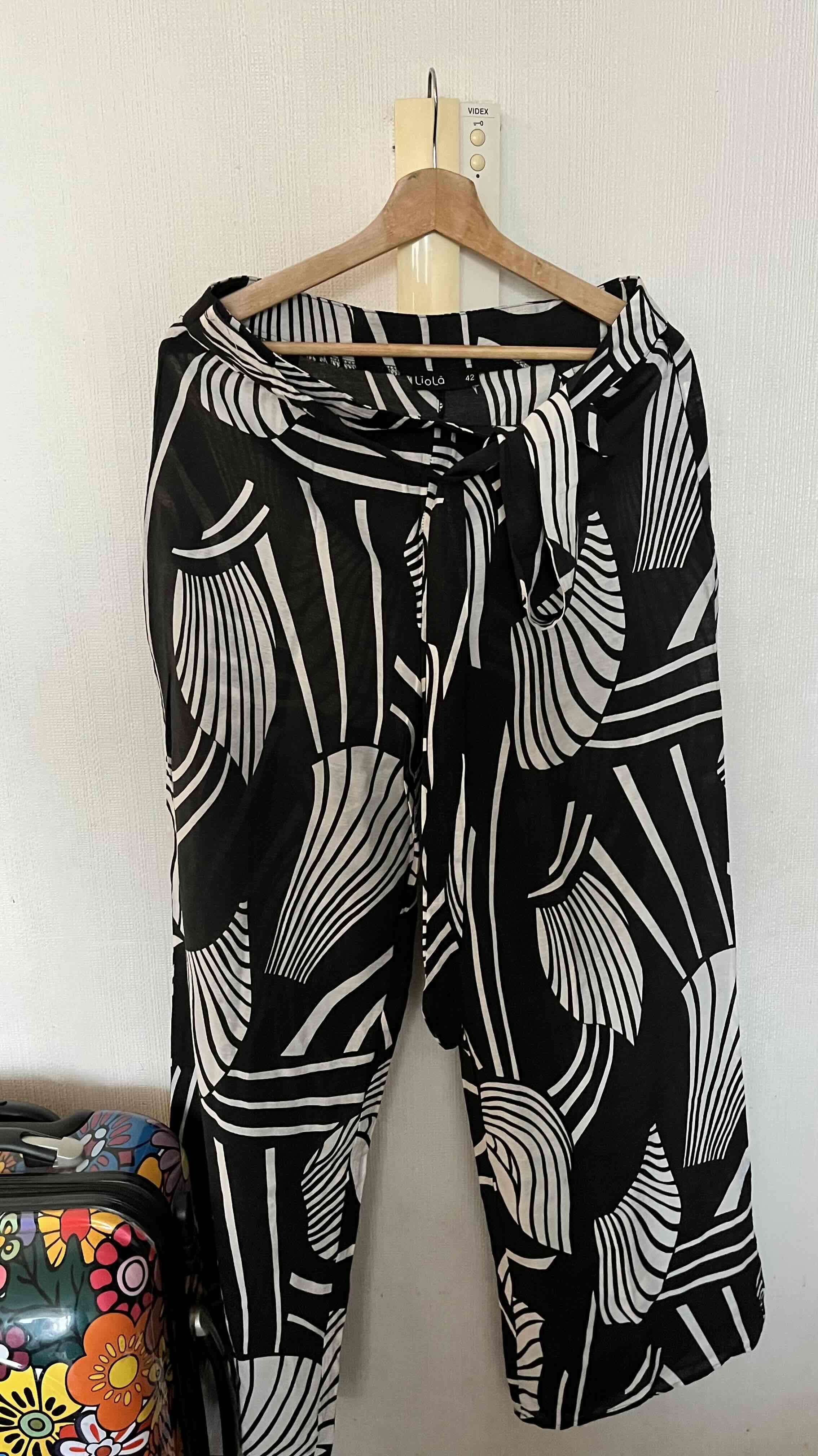 Pantalón negro rayas o figuras - miniatura 3