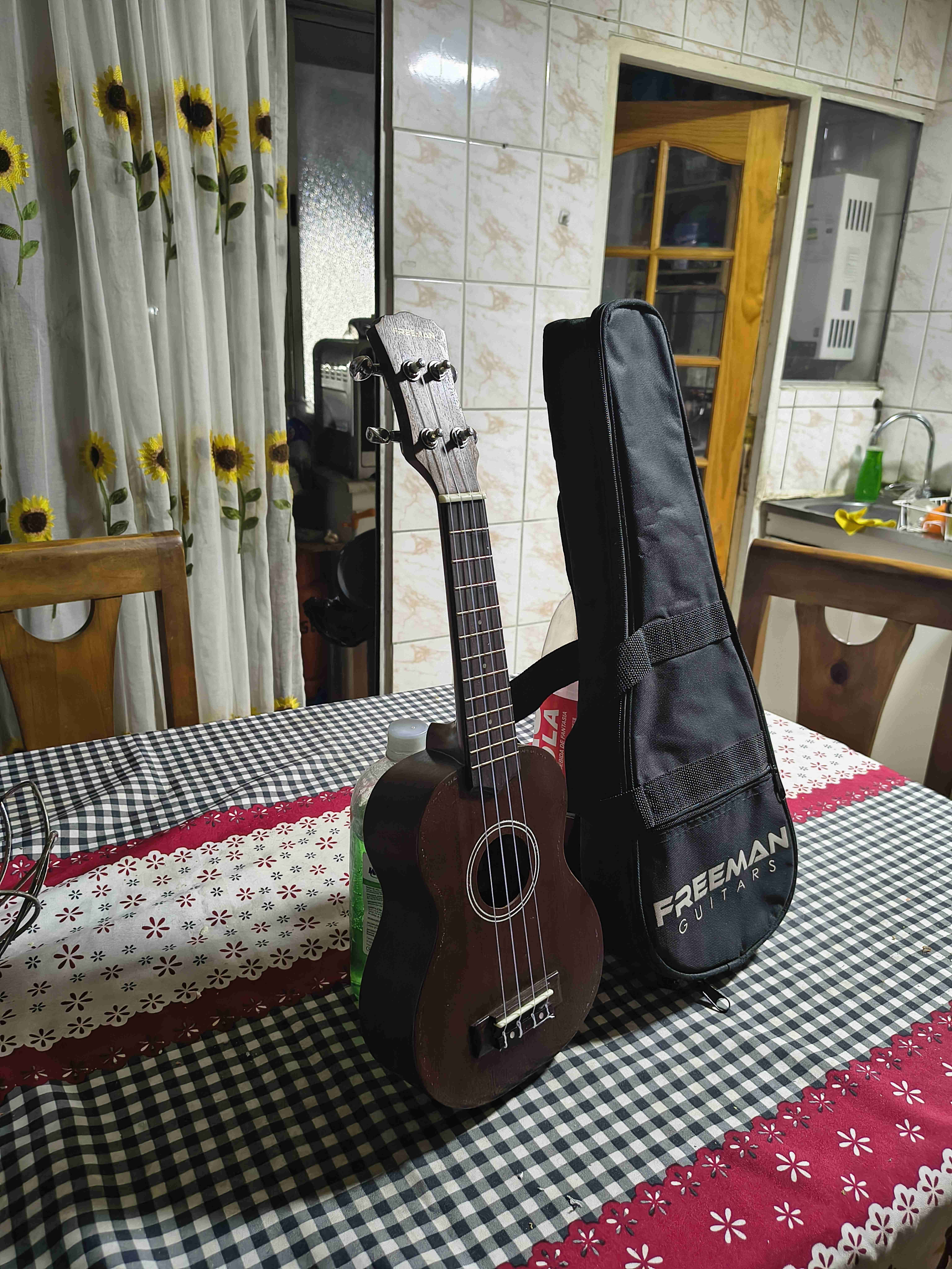 Ukulele soprano Freeman con funda - miniatura 3