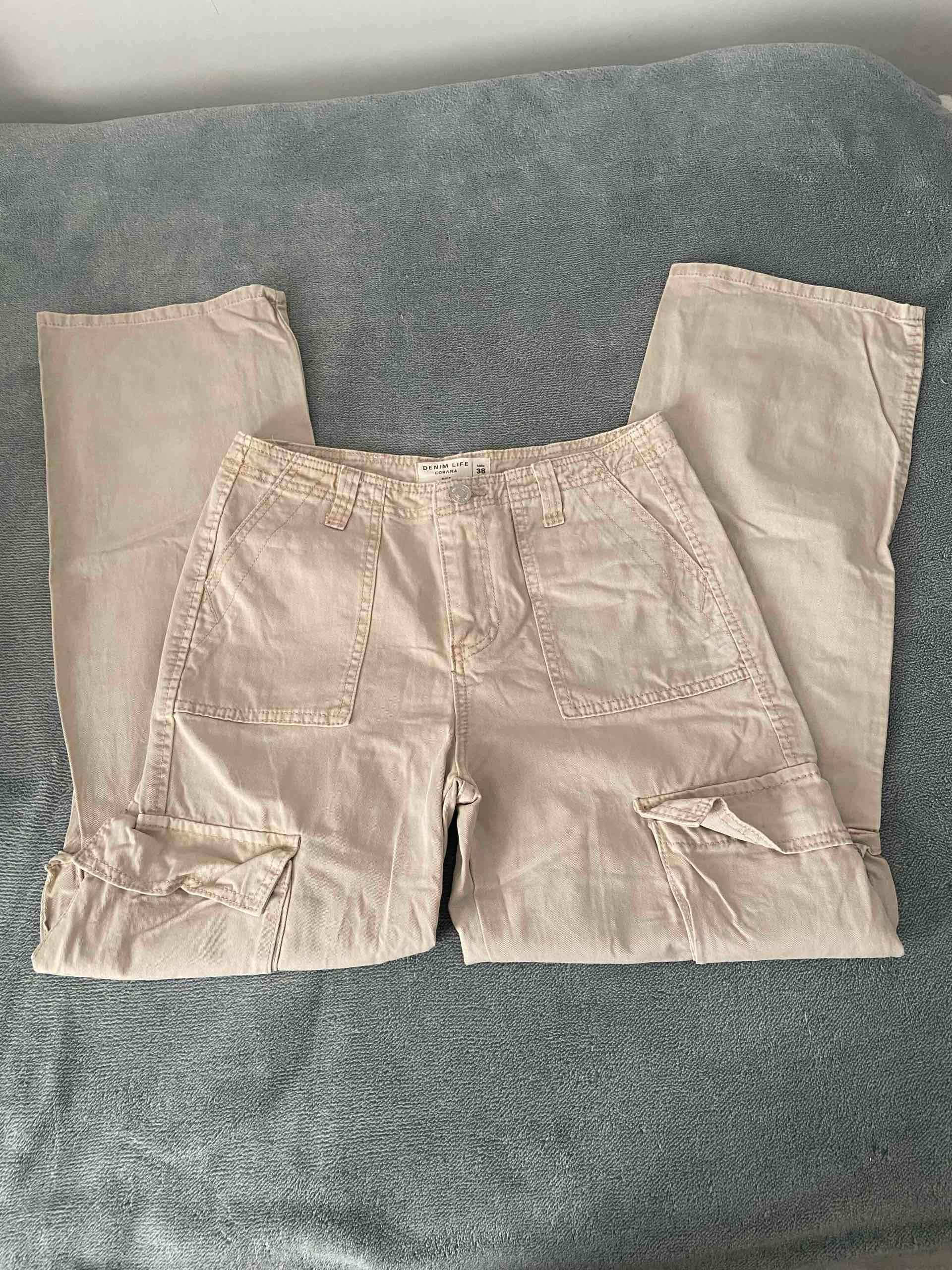 Pantalones beige cargo