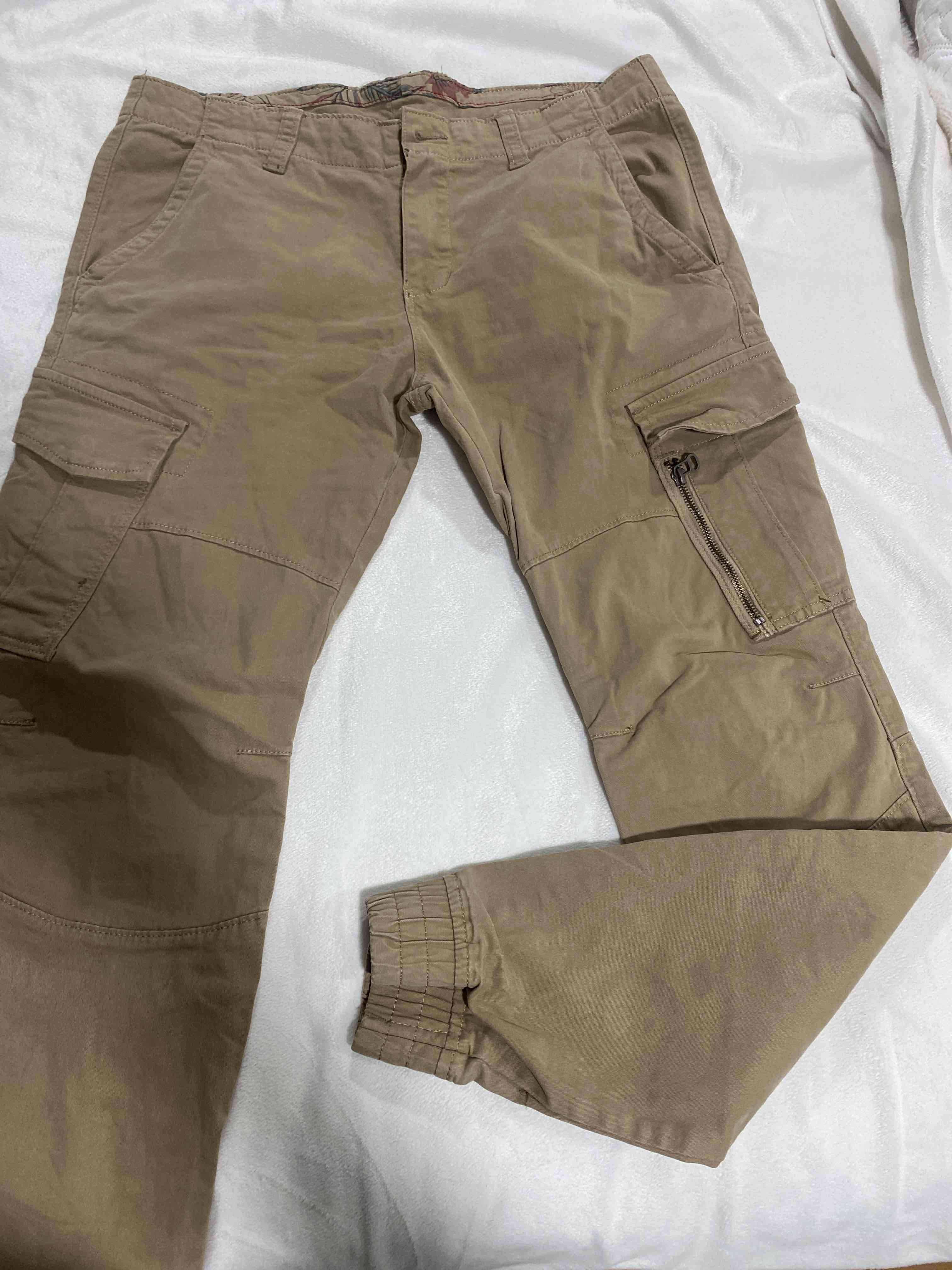 Pantalón cargo beige hombre
