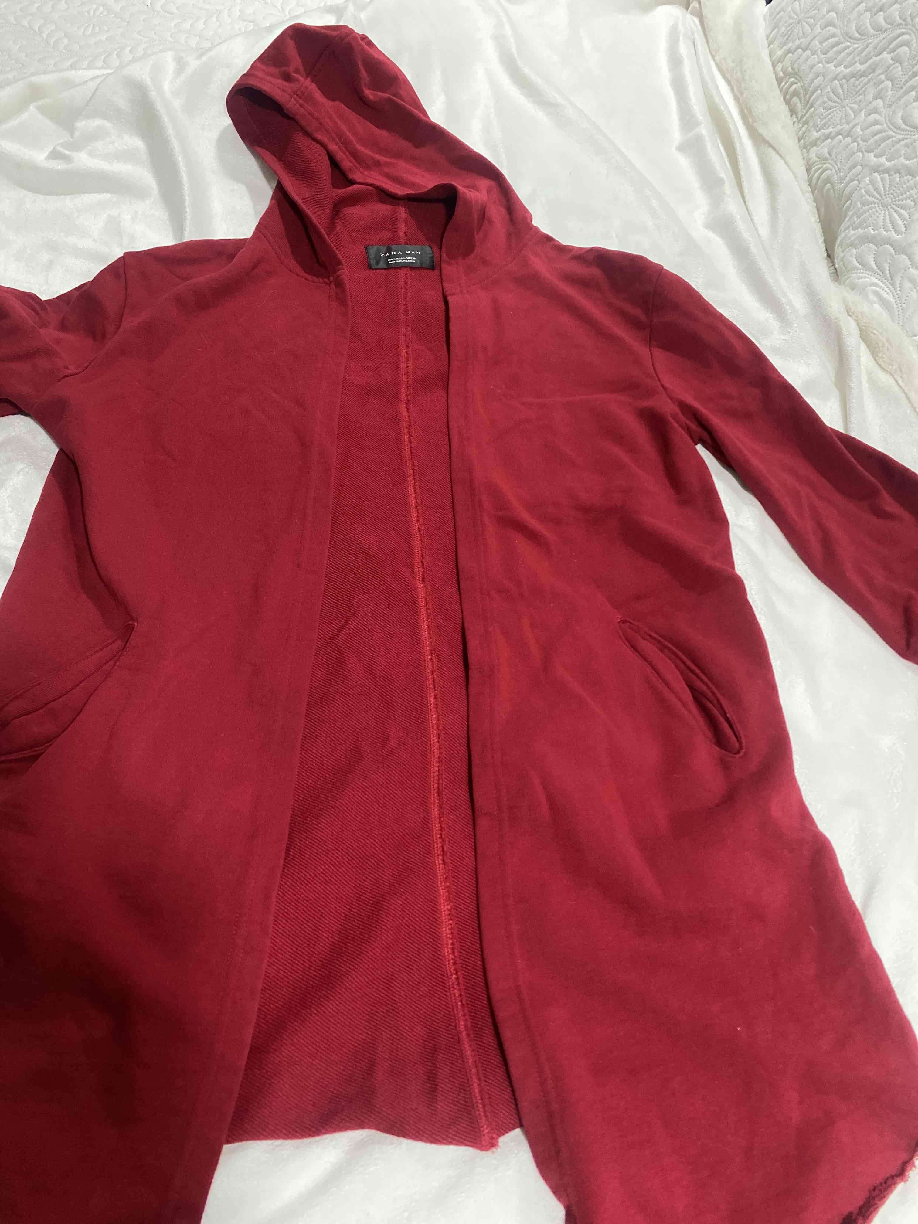 Abrigo rojo con capucha