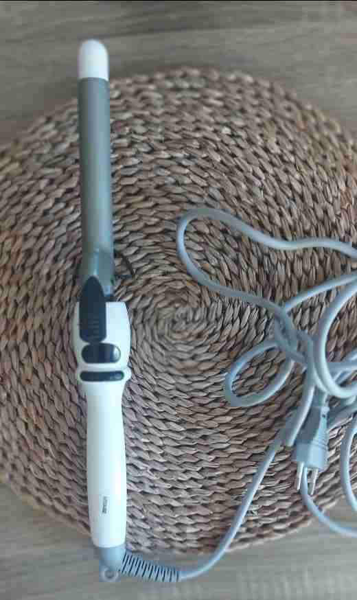 Rizador de pelo blanco y gris