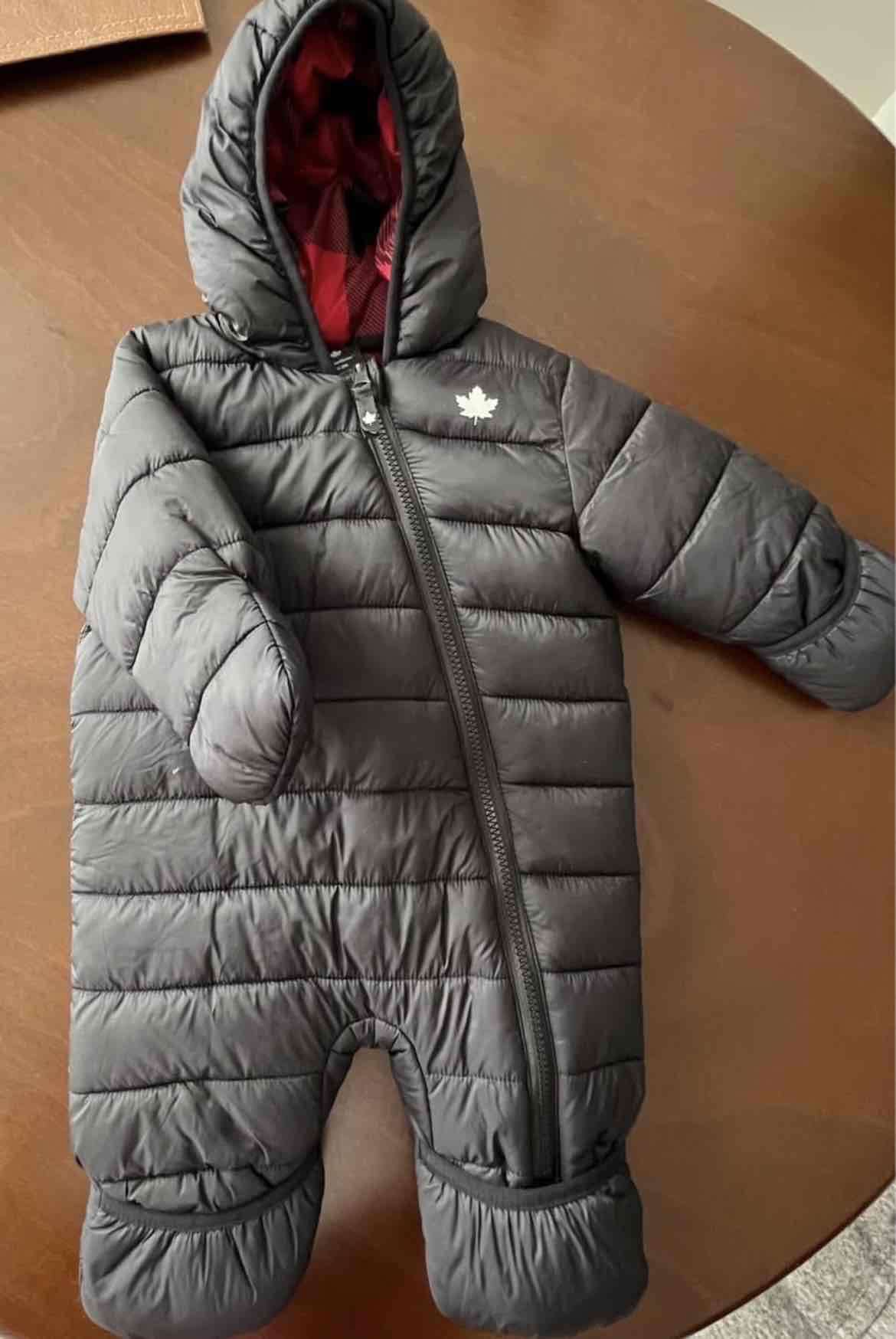 Enterito acolchado negro para bebé