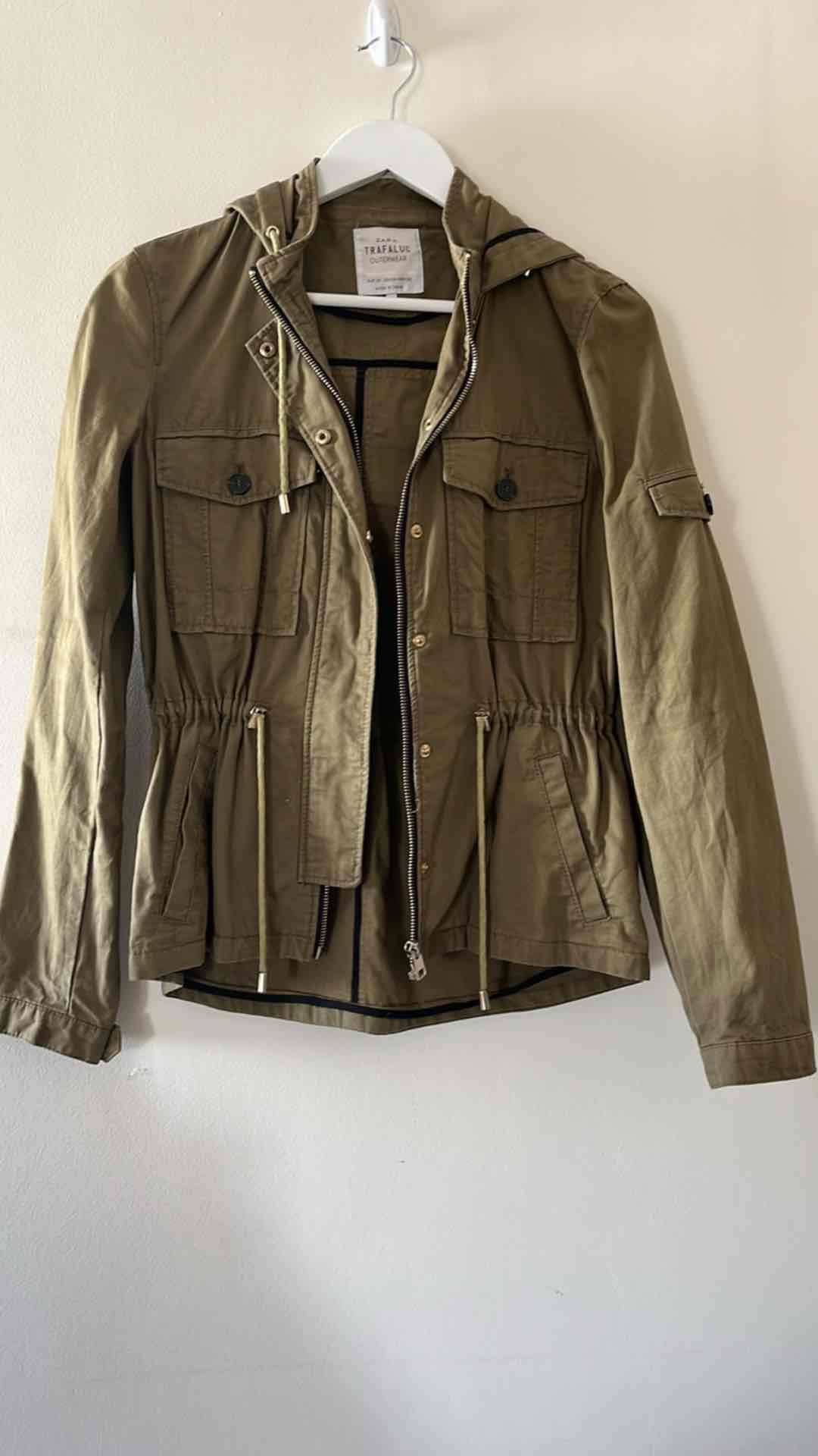 Chaqueta verde oliva con capucha