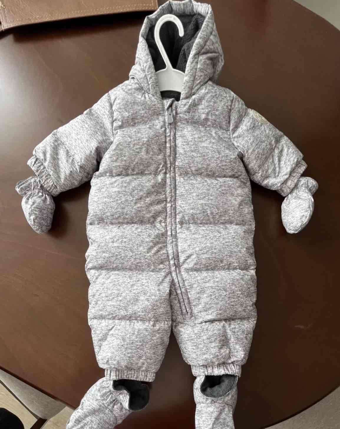 Enterito acolchado gris para bebé