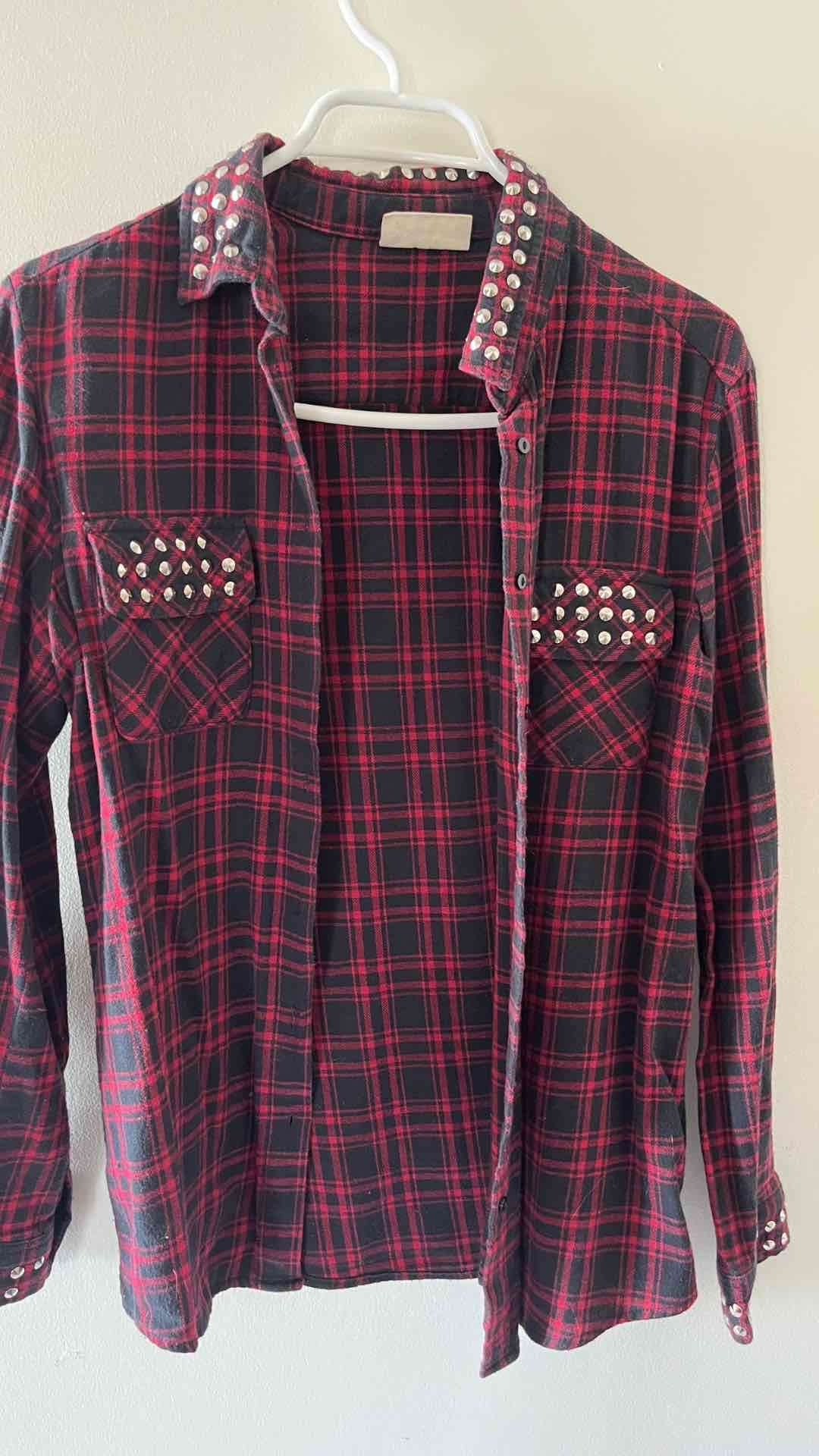 Camisa de cuadros con tachas