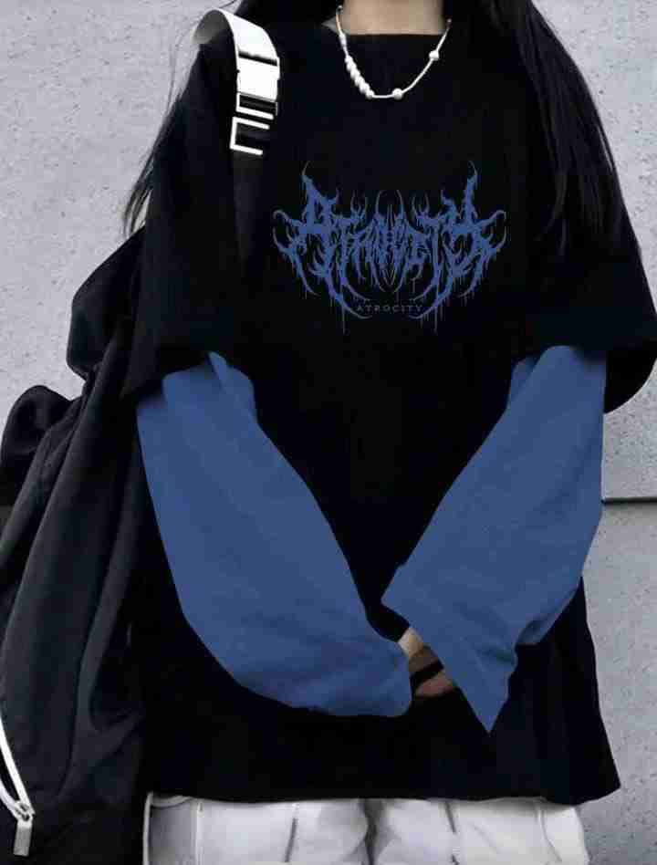 Polera negra con diseño gráfico