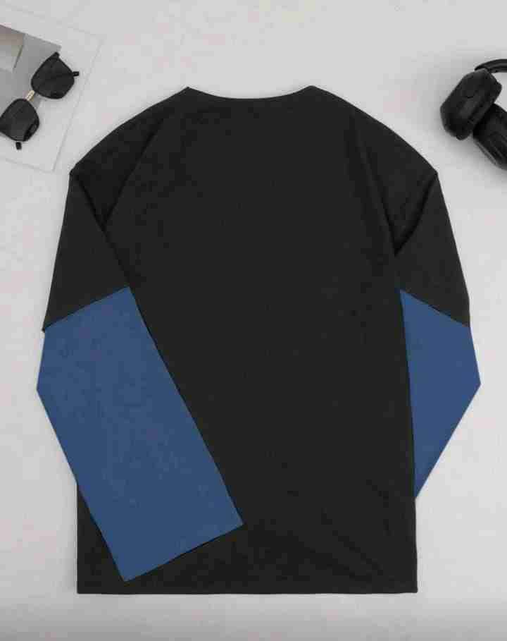 Polera negra con diseño gráfico - miniatura 3