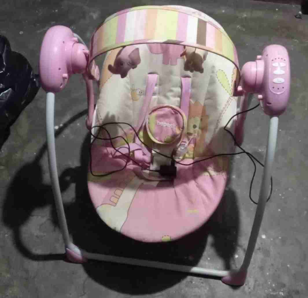 Balancín eléctrico para bebé rosado