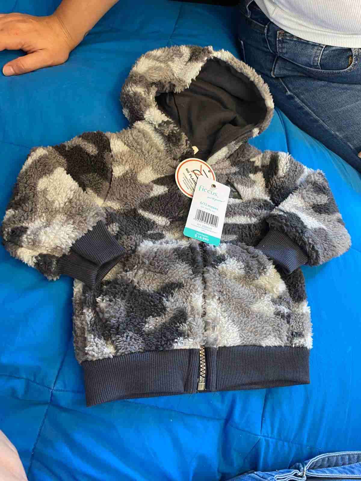 Polerón de peluche camuflado