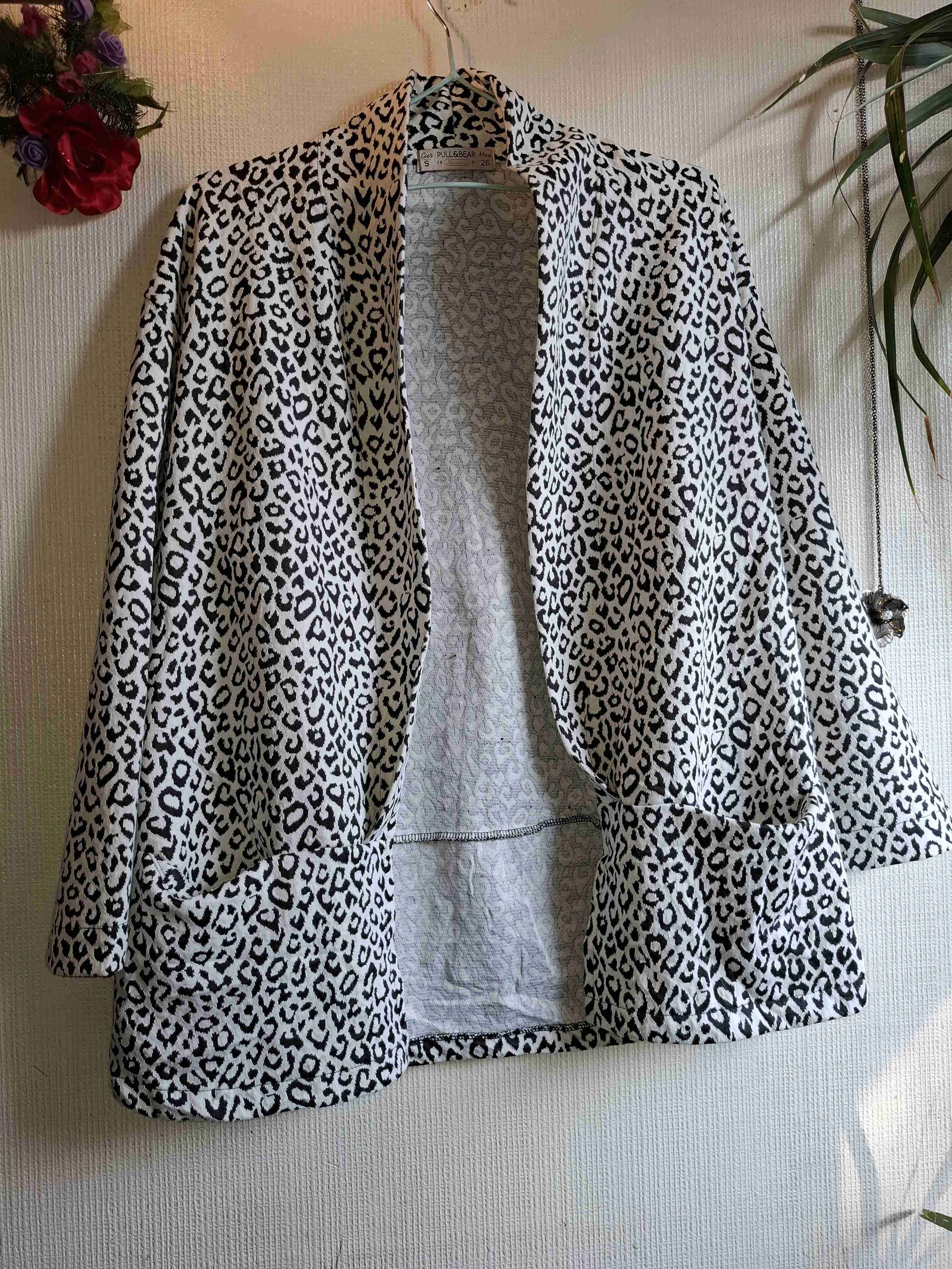 Chaqueta tipo tapado animal print blanca y negra