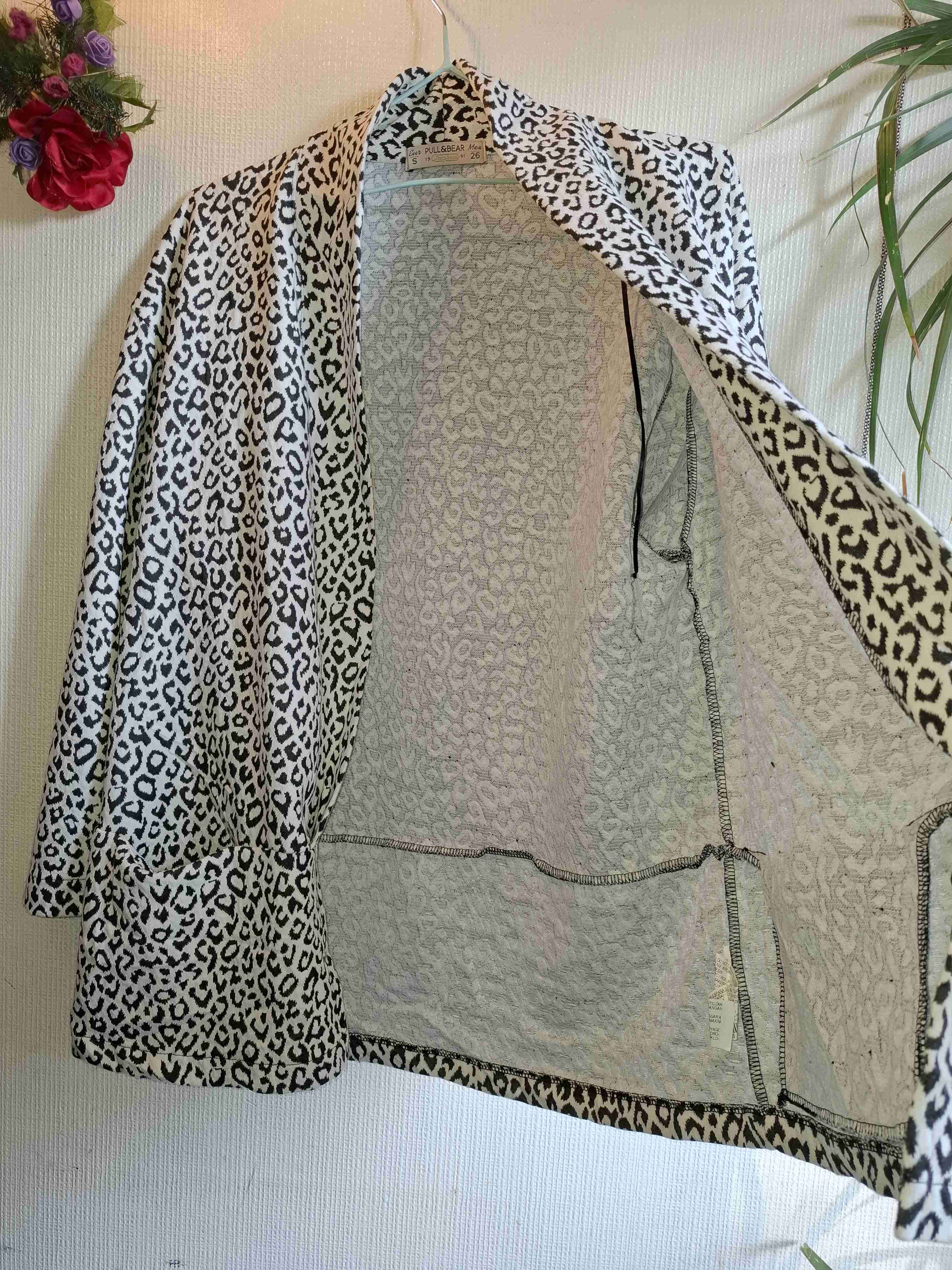 Chaqueta tipo tapado animal print blanca y negra - miniatura 2
