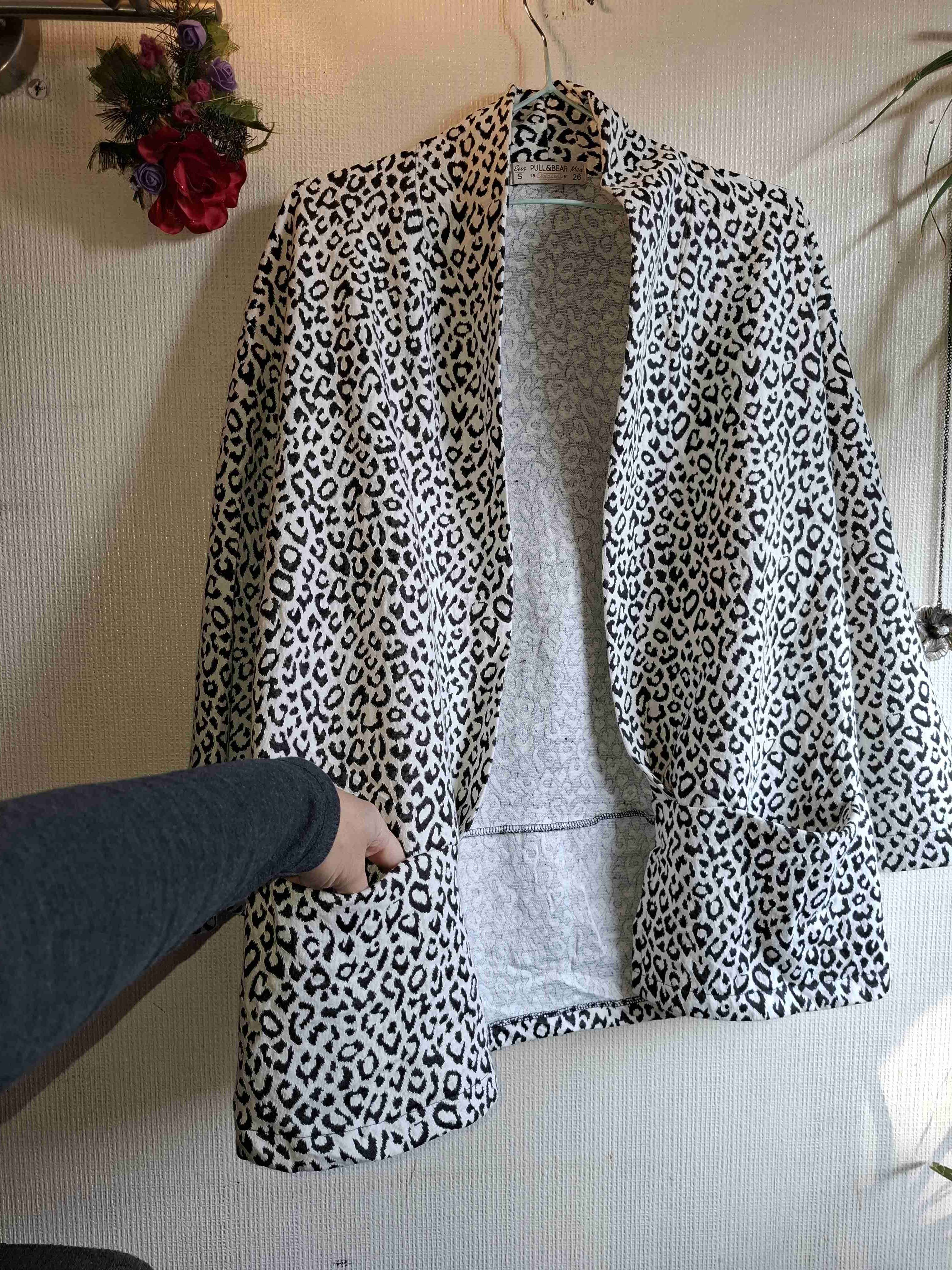 Chaqueta tipo tapado animal print blanca y negra - miniatura 3
