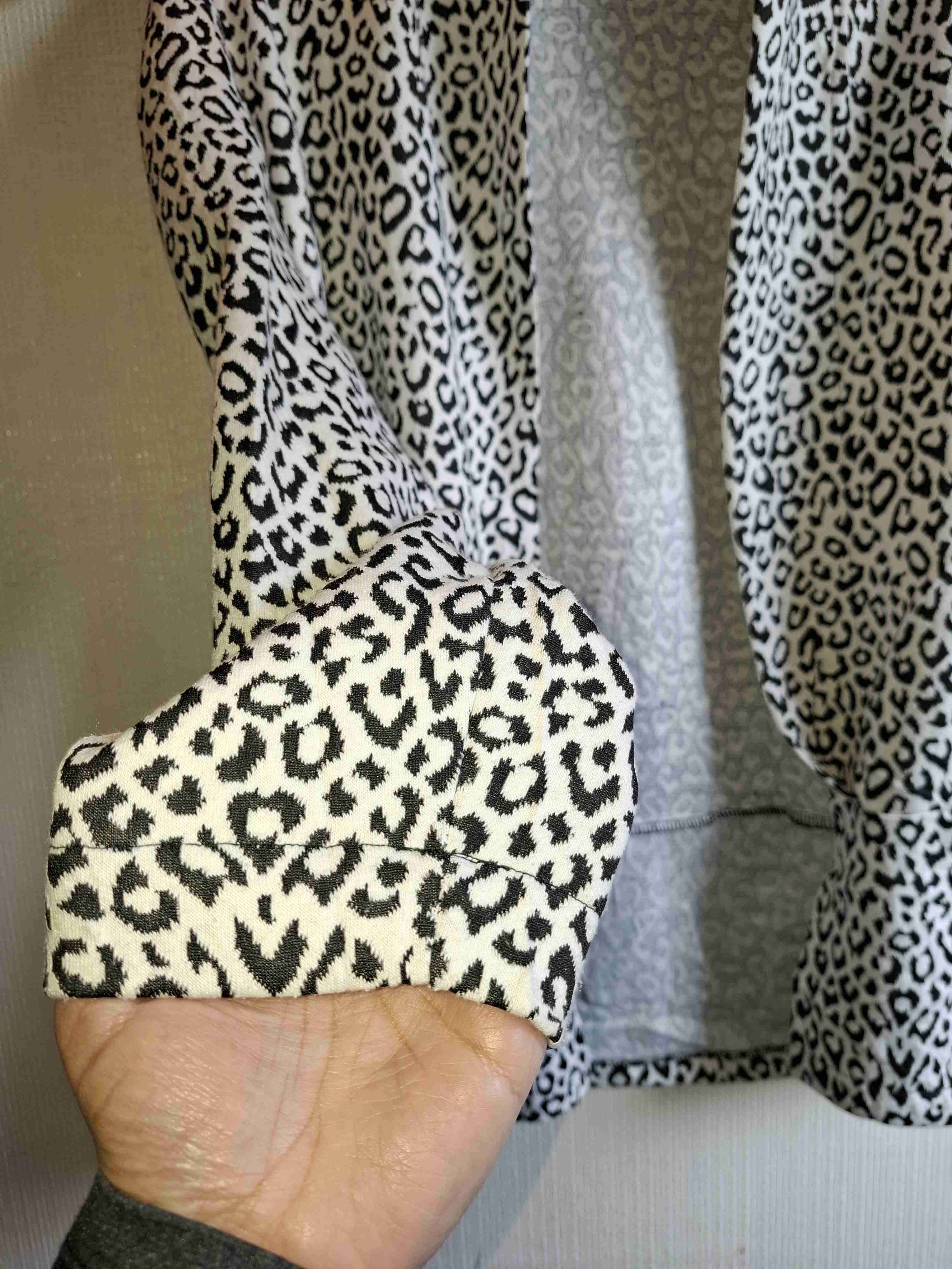 Chaqueta tipo tapado animal print blanca y negra - miniatura 4