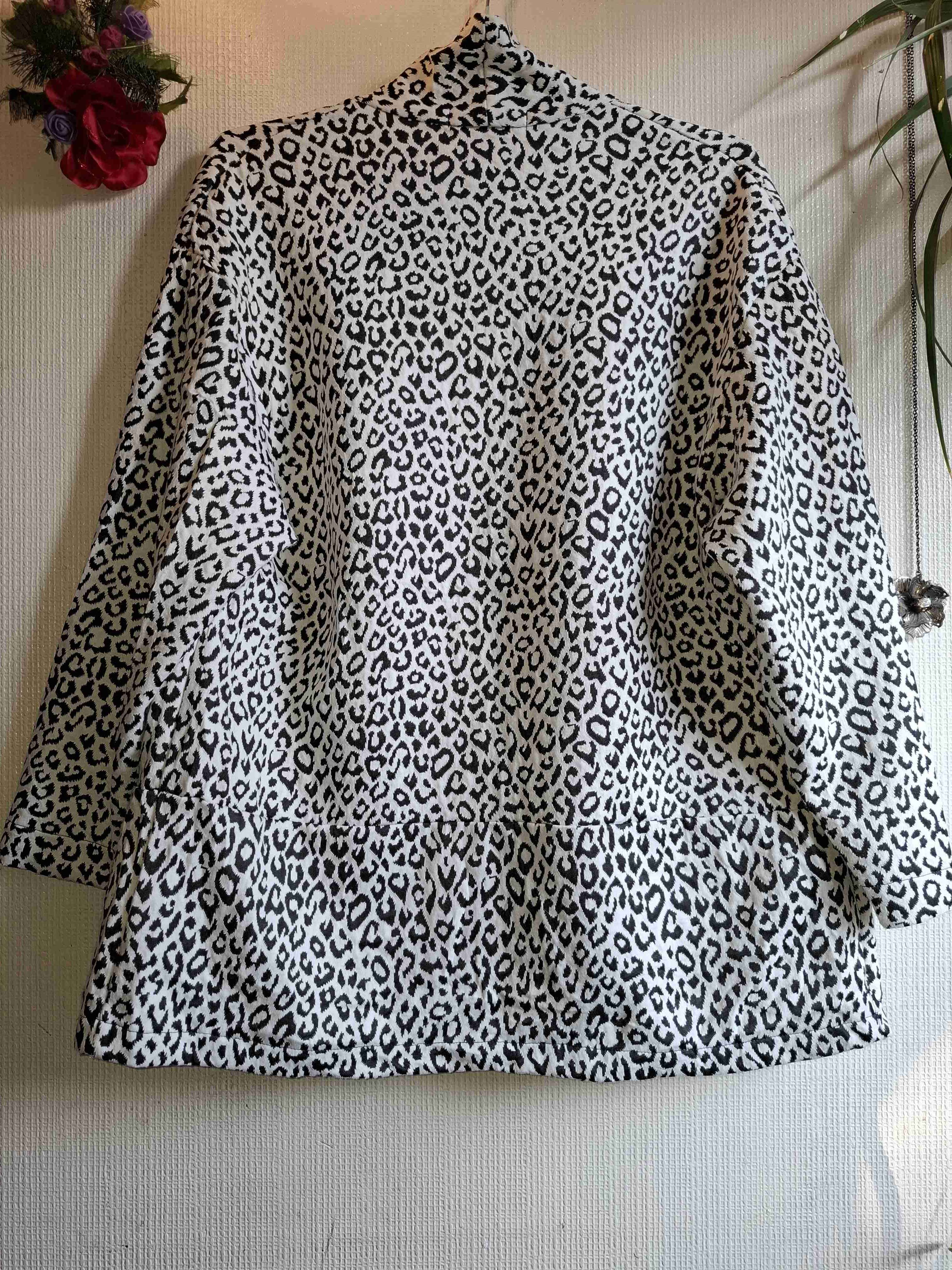 Chaqueta tipo tapado animal print blanca y negra - miniatura 5