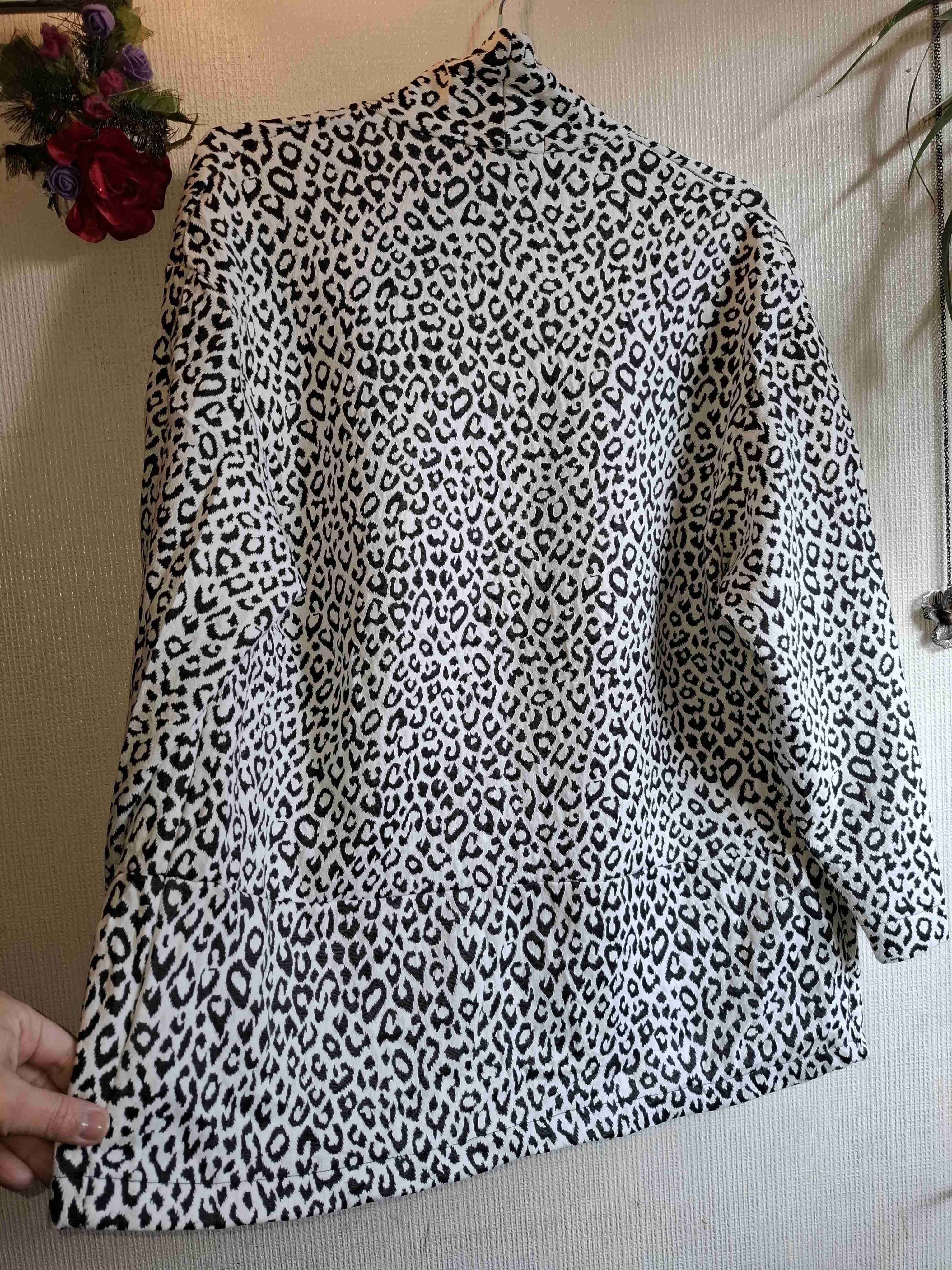 Chaqueta tipo tapado animal print blanca y negra - miniatura 6