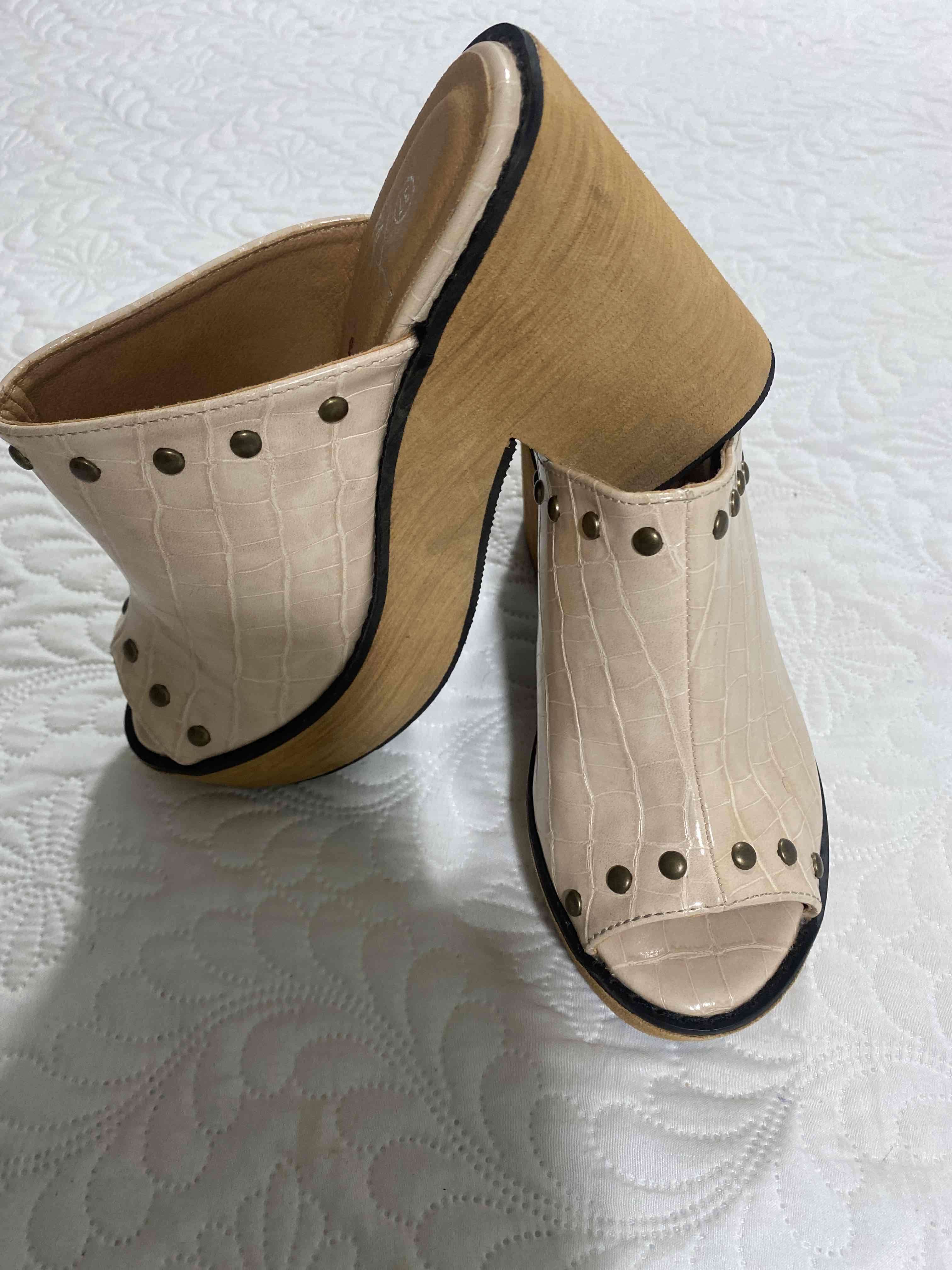 Zuecos tacos altos beige