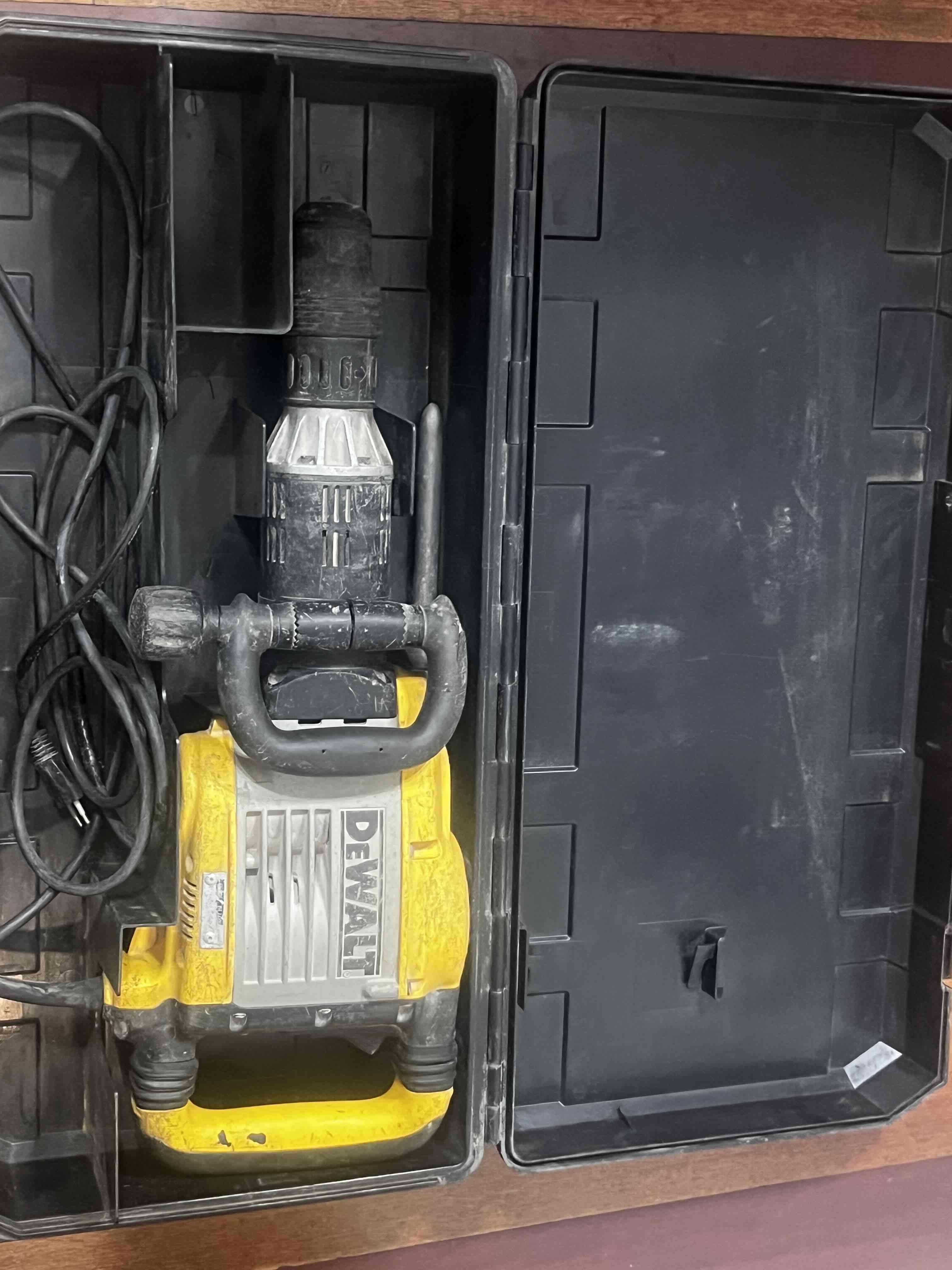 Martillo demoledor Dewalt con estuche