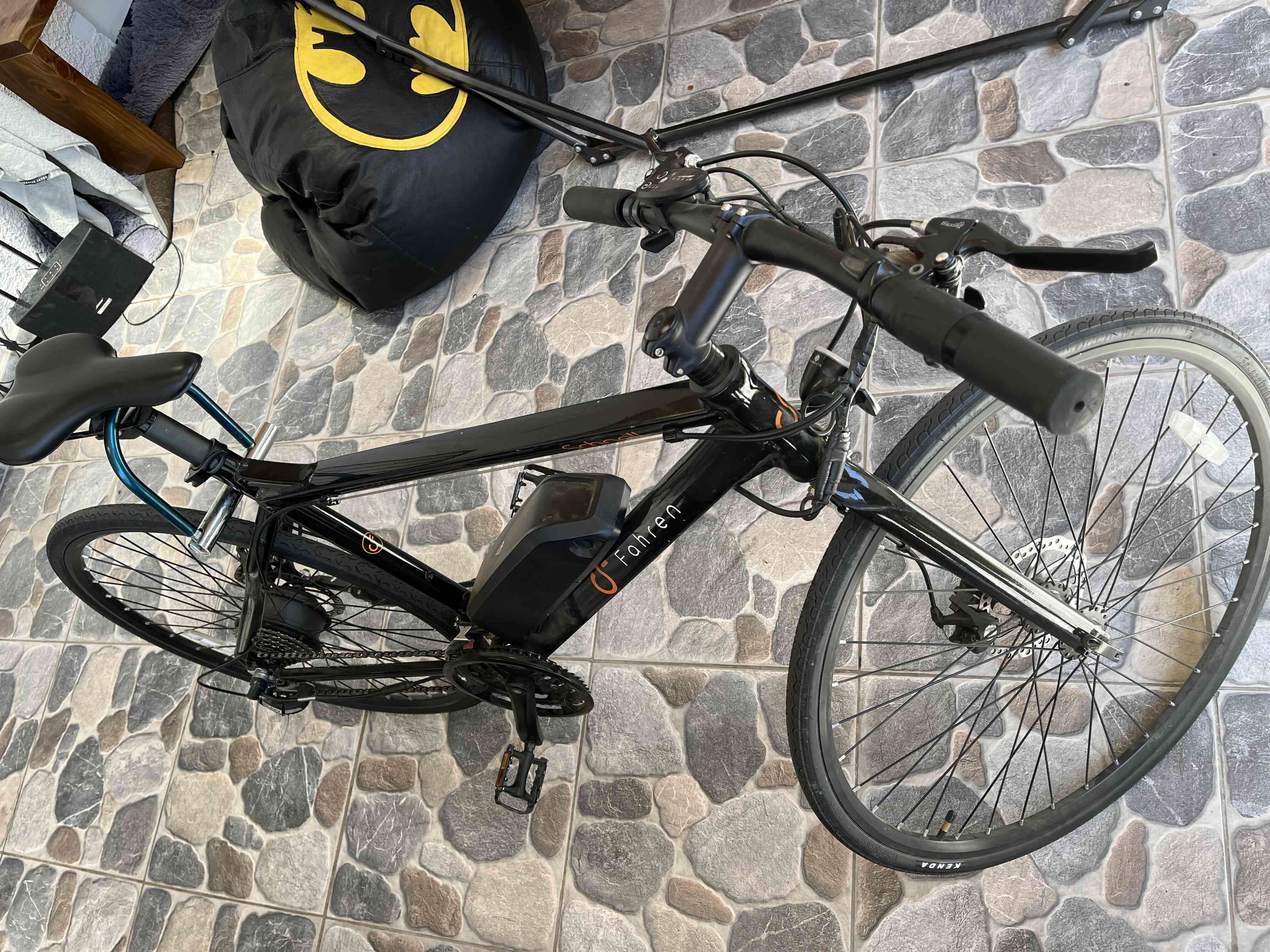 Bicicleta eléctrica negra