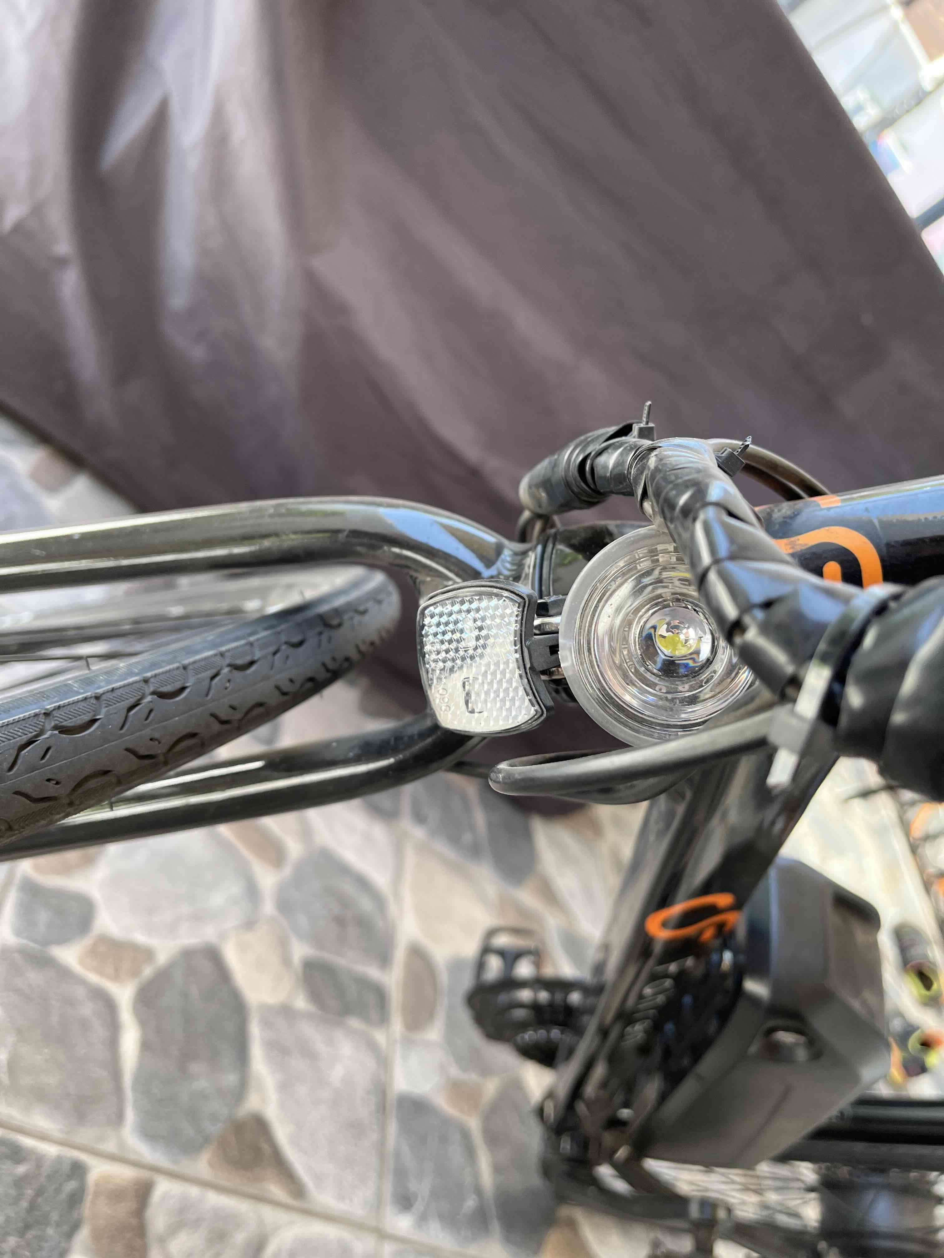 Bicicleta eléctrica negra - 2