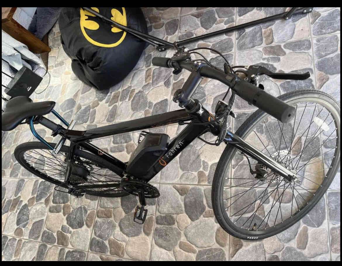 Bicicleta eléctrica negra - 3